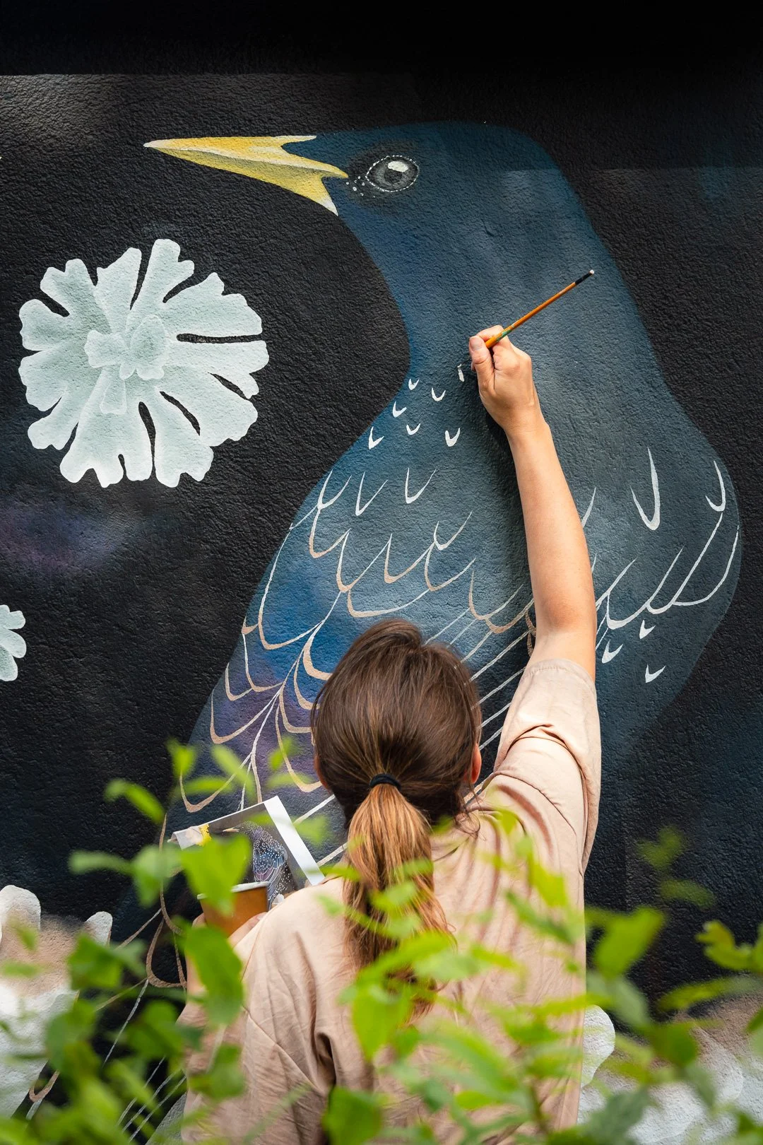 Artiste peintre qui peint une fresque murale Florian Coelo Photographe pour Artiste Artisan Entreprise à Angers Nantes Bretagne Bordeaux