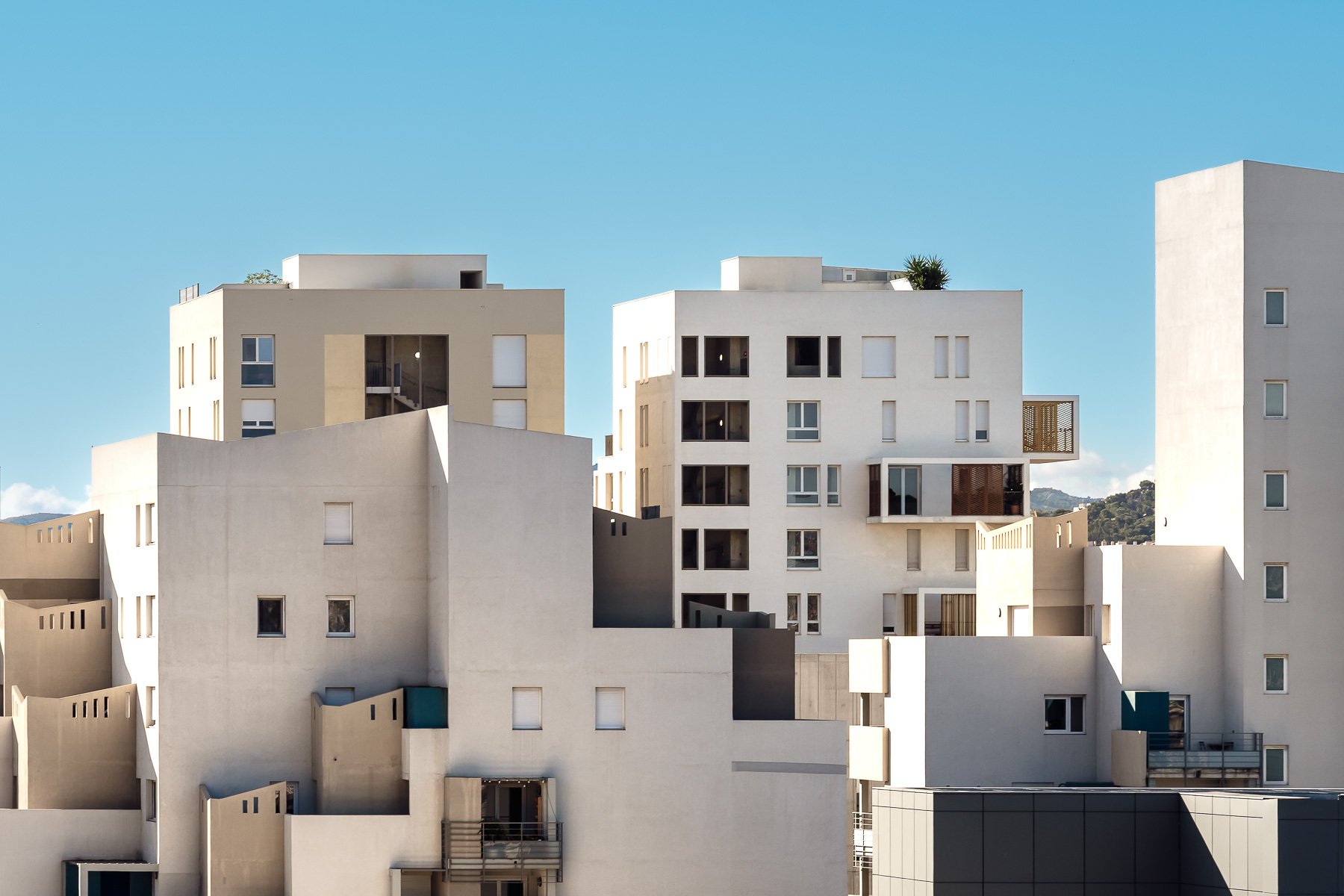 Immeubles modernes béton blanc ciel bleu Florian Coelo Photographe Architecture et décoration intérieure Angers Nantes Bretagne Bordeaux