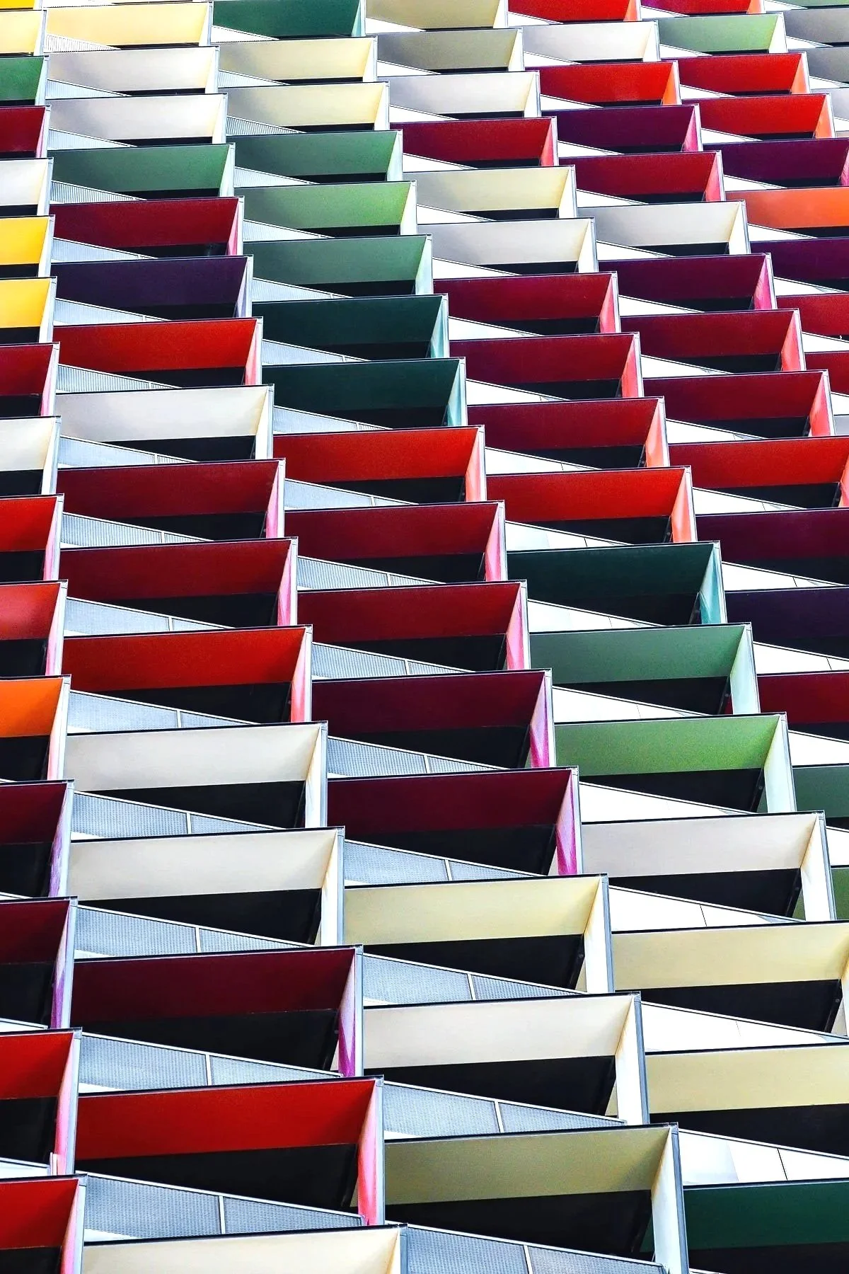 Façade immeuble avec balcons colorés Florian Coelo Photographe Architecture et décoration intérieure Angers Nantes Bretagne Bordeaux