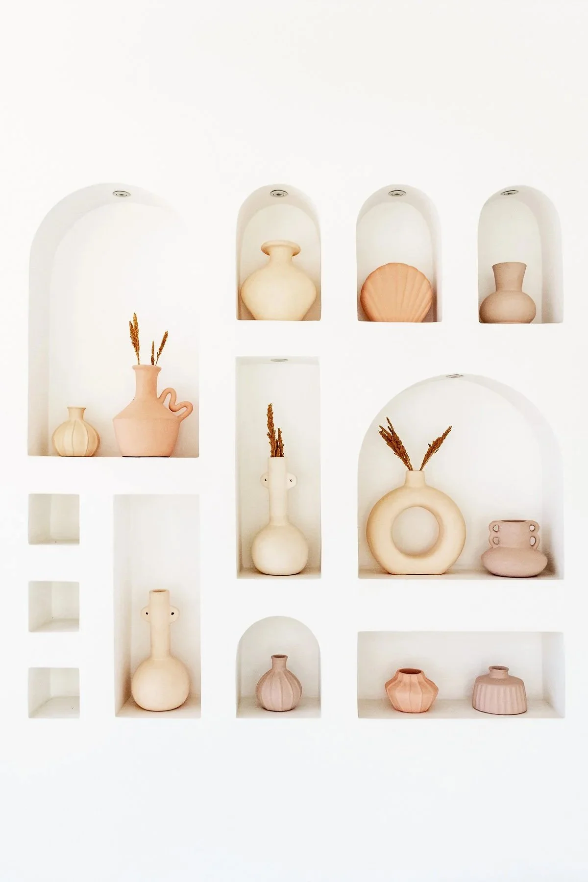 Vases en céramique beige et rose à Bali Florian Coelo Photographe Architecture et décoration intérieure Angers Nantes Bretagne Bordeaux