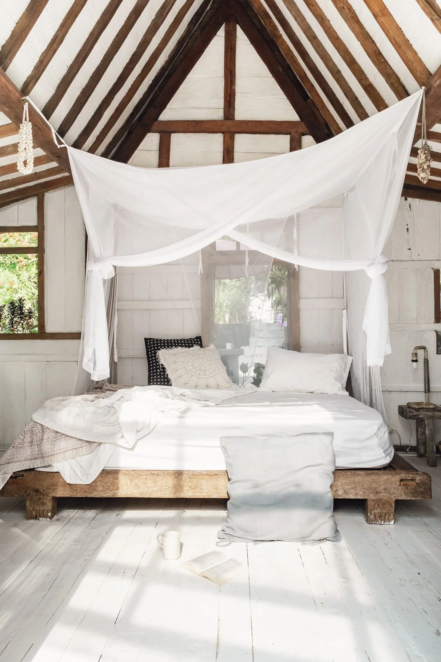 Lit avec moustiquaire blanche dans chambre en bois à Bali Florian Coelo Photographe Architecture et décoration intérieure Angers Nantes Bretagne Bordeaux