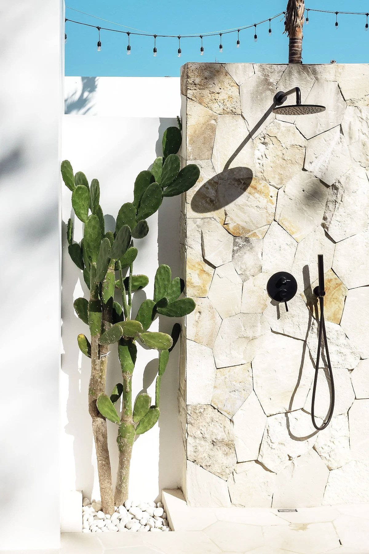 Douche extérieure avec cactus et ciel bleu Bali Florian Coelo Photographe Architecture et décoration intérieure Angers Nantes Bretagne Bordeaux