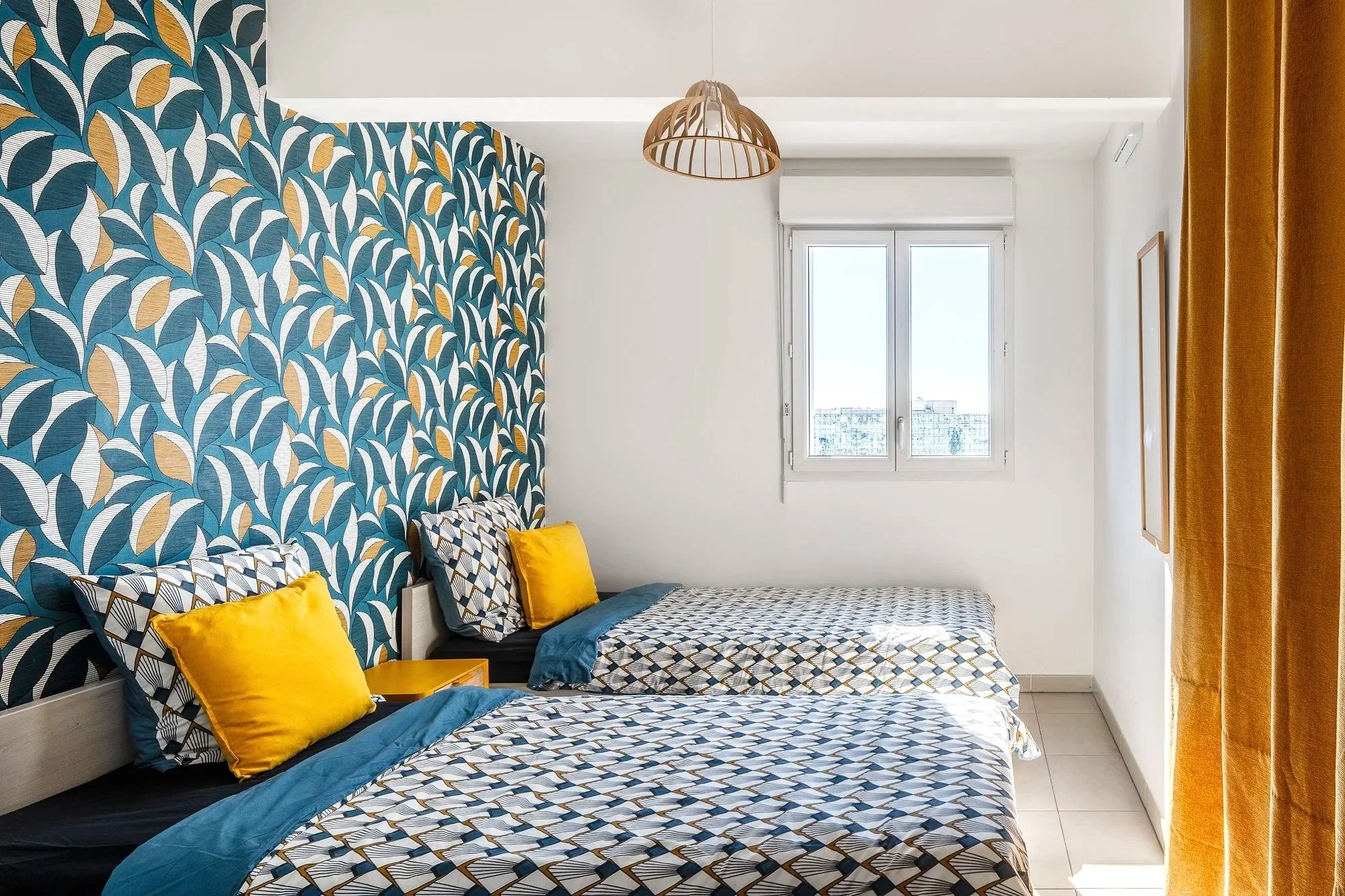 Chambre lumineuse avec lits et papier peint motifs géométiques Florian Coelo Photographe Architecture et décoration intérieure Angers Nantes Bretagne Bordeaux