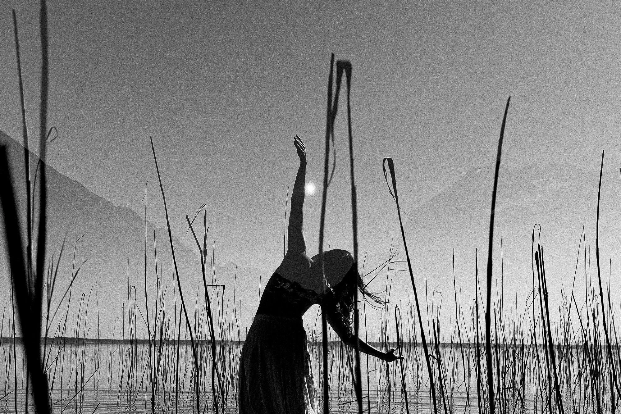 Photo d'art en noir et blanc danseuse en pleine nature Florian Coelo Photographe d'Architecture et Reportage Angers Nantes Bretagne
