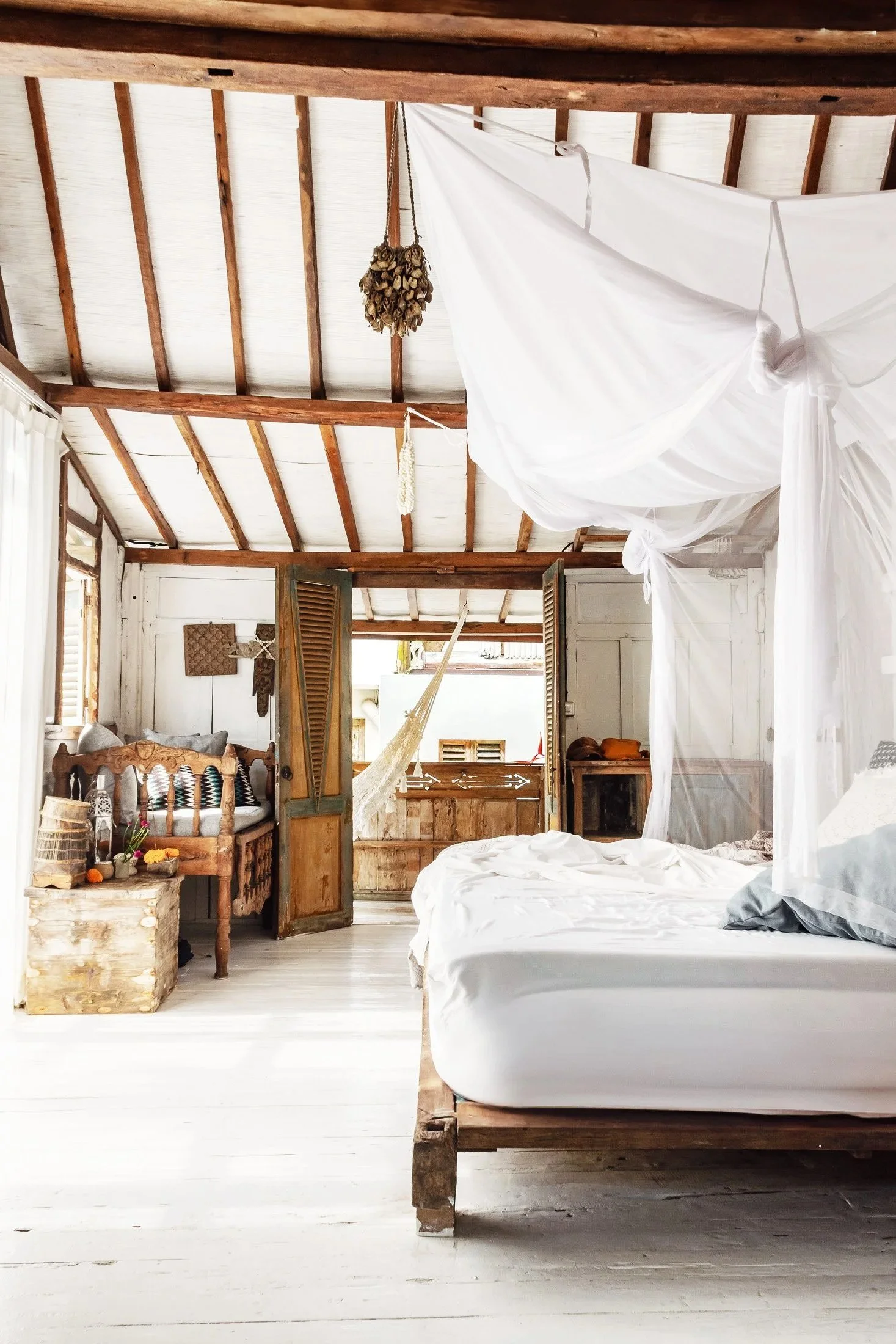 Chambre rustique avec lit à baldaquin en tissu blanc à Bali Florian Coelo Photographe Architecture et décoration intérieure Angers Nantes Bretagne Bordeaux