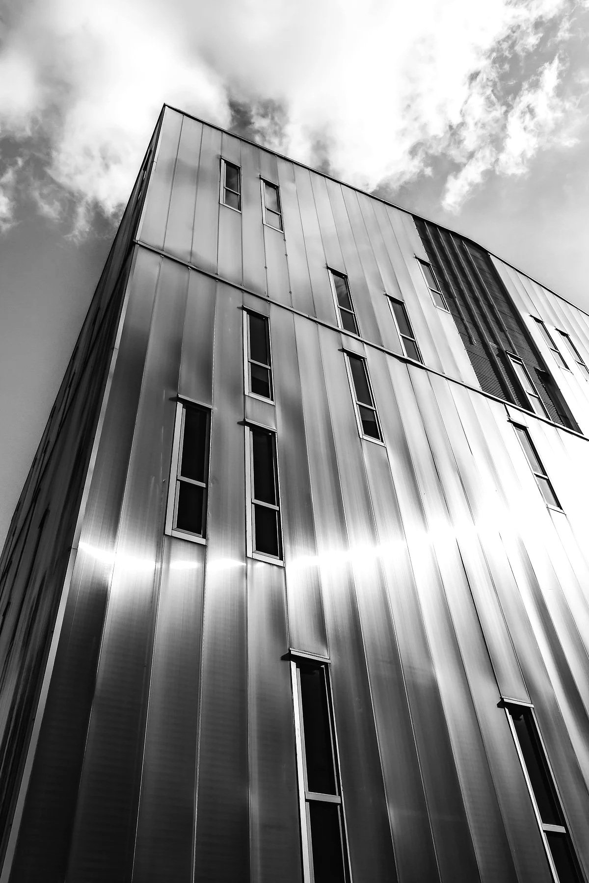 Photo en noir et blanc d'un bâtiment moderne en acier aFlorian Coelo Photographe Architecture et décoration intérieure Angers Nantes Bretagne Bordeaux