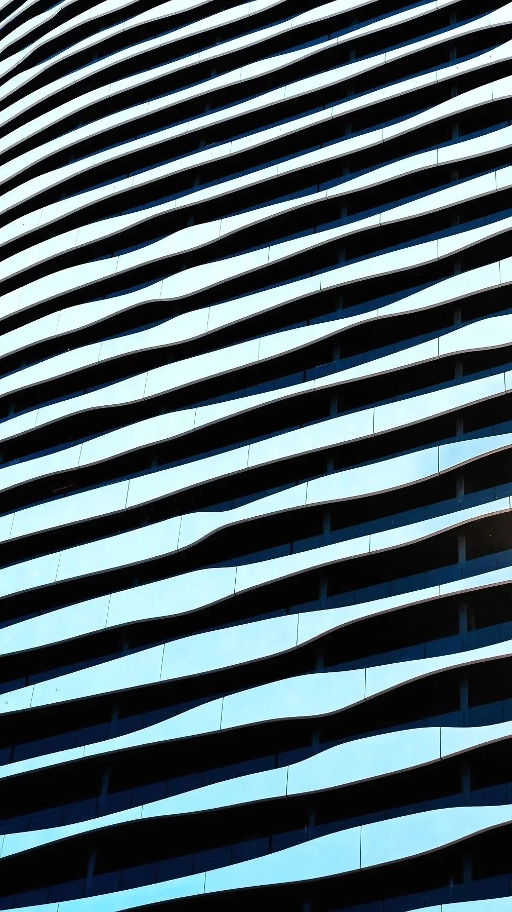 Façade bâtiment moderne lignes ondulantes Florian Coelo Photographe Architecture et décoration intérieure Angers Nantes Bretagne Bordeaux