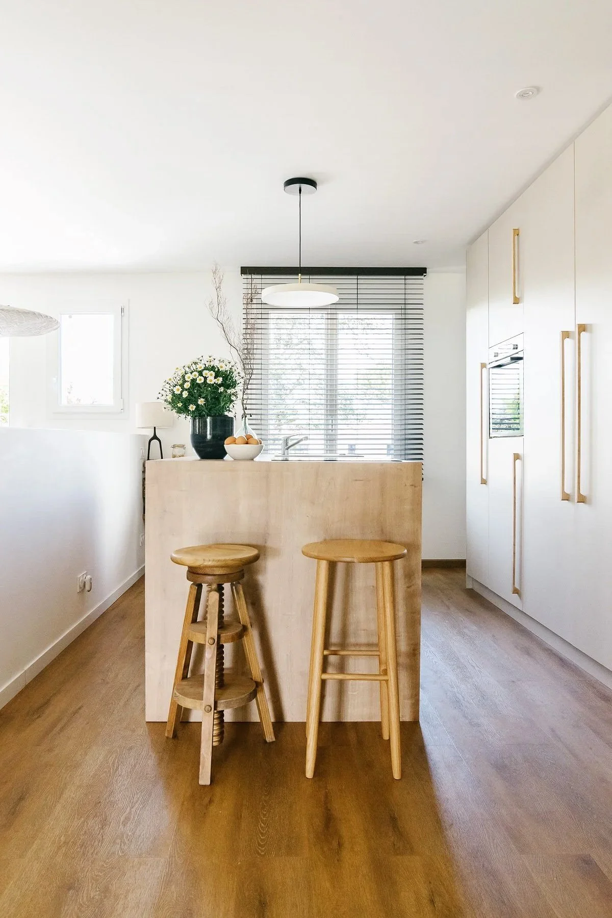 Cuisine moderne avec un îlot en bois clair Florian Coelo Photographe Architecture et décoration intérieure Angers Nantes Bretagne Bordeaux