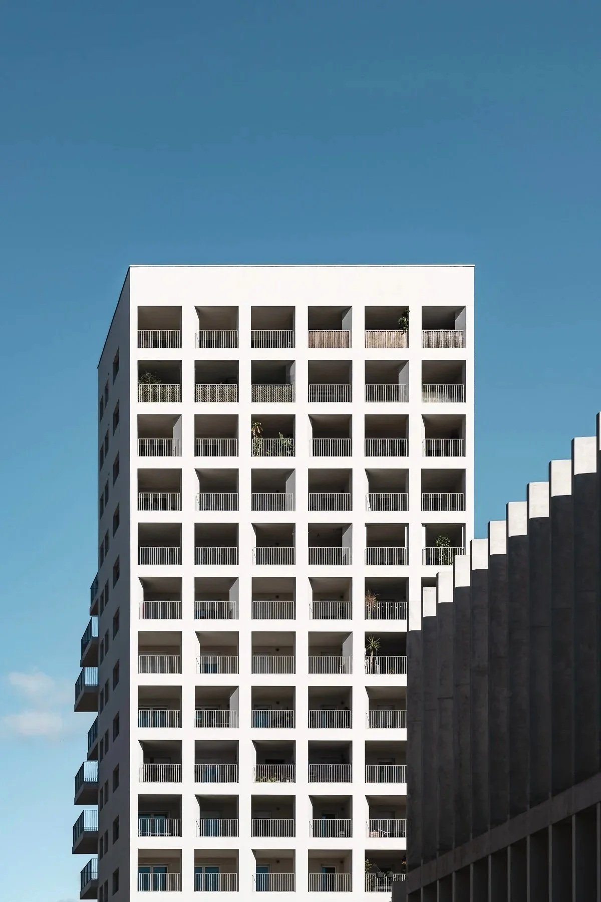 Bâtiment architecture moderne et symétrique ciel bleu clair Florian Coelo Photographe Architecture et décoration intérieure Angers Nantes Bretagne Bordeaux