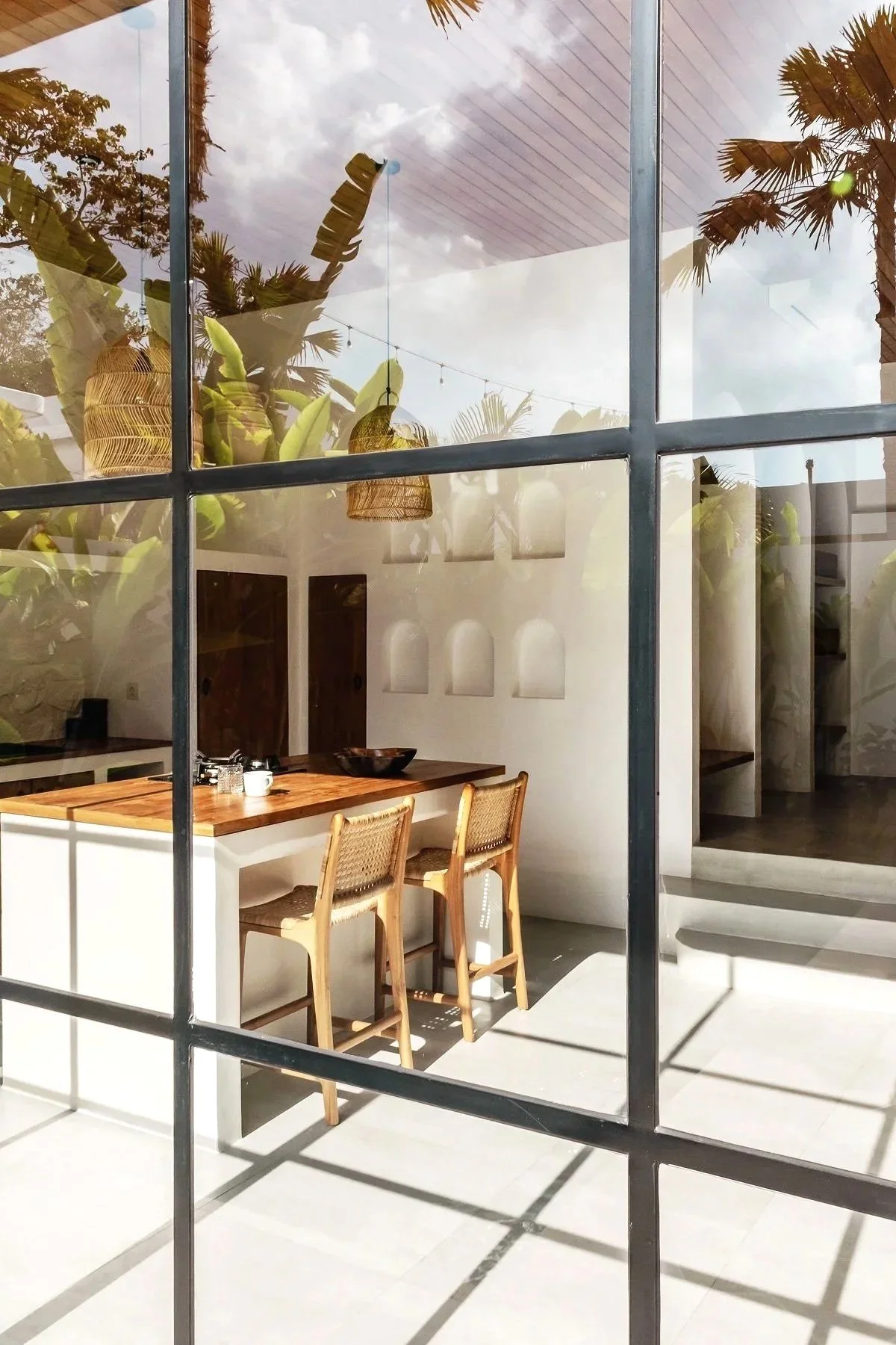 Cuisine lumineuse avec grande fenêtre à Bali Florian Coelo Photographe Architecture et décoration intérieure Angers Nantes Bretagne Bordeaux