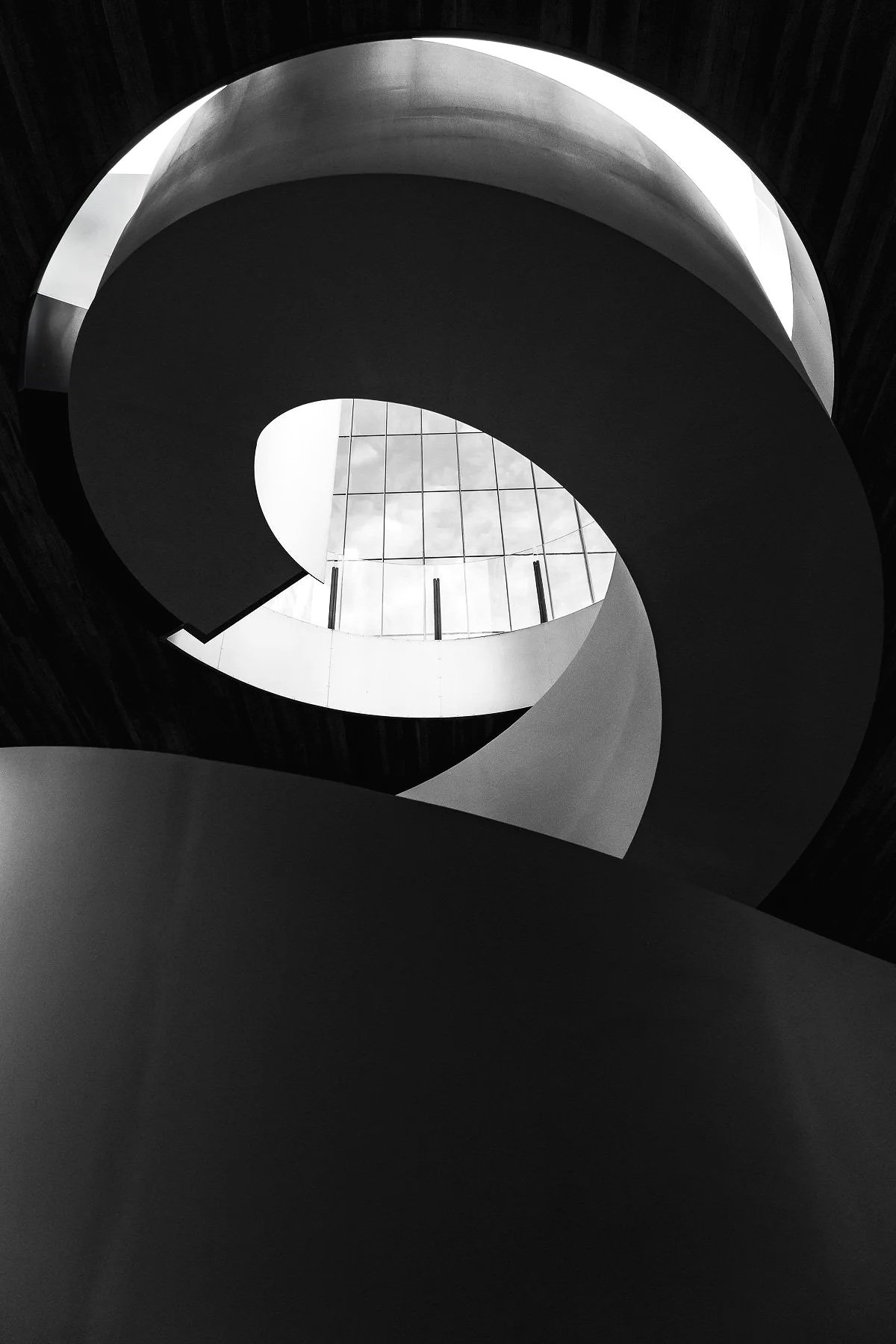 Moderne architectural stairs in black and white Florian Coelo Architecture Photographer