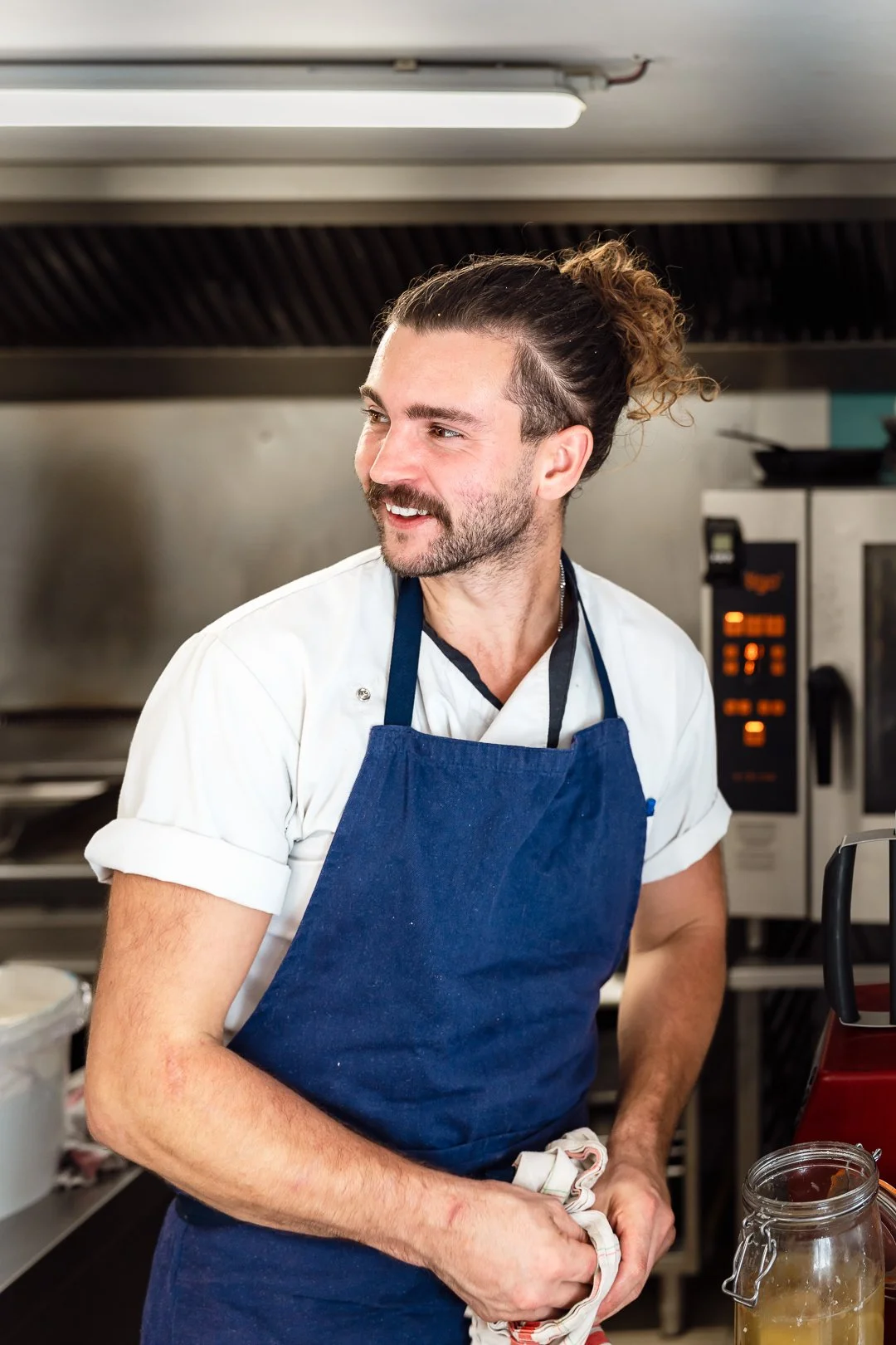 Chef cuisinier dans sa cuisine Florian Coelo Photographe pour Artiste Artisan Entreprise à Angers Nantes Bretagne Bordeaux