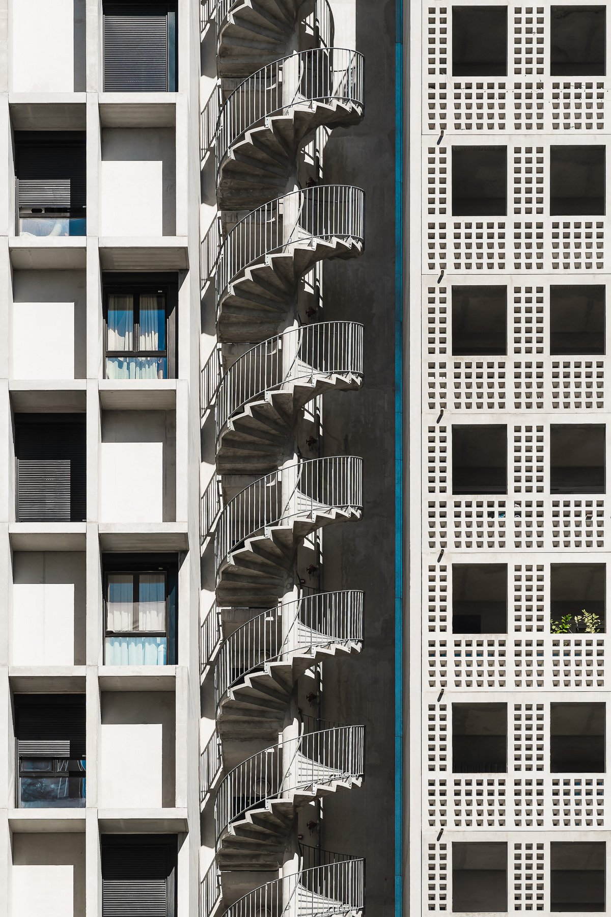 Bâtiment moderne avec escalier en spirale Florian Coelo Photographe Architecture et décoration intérieure Angers Nantes Bretagne Bordeaux