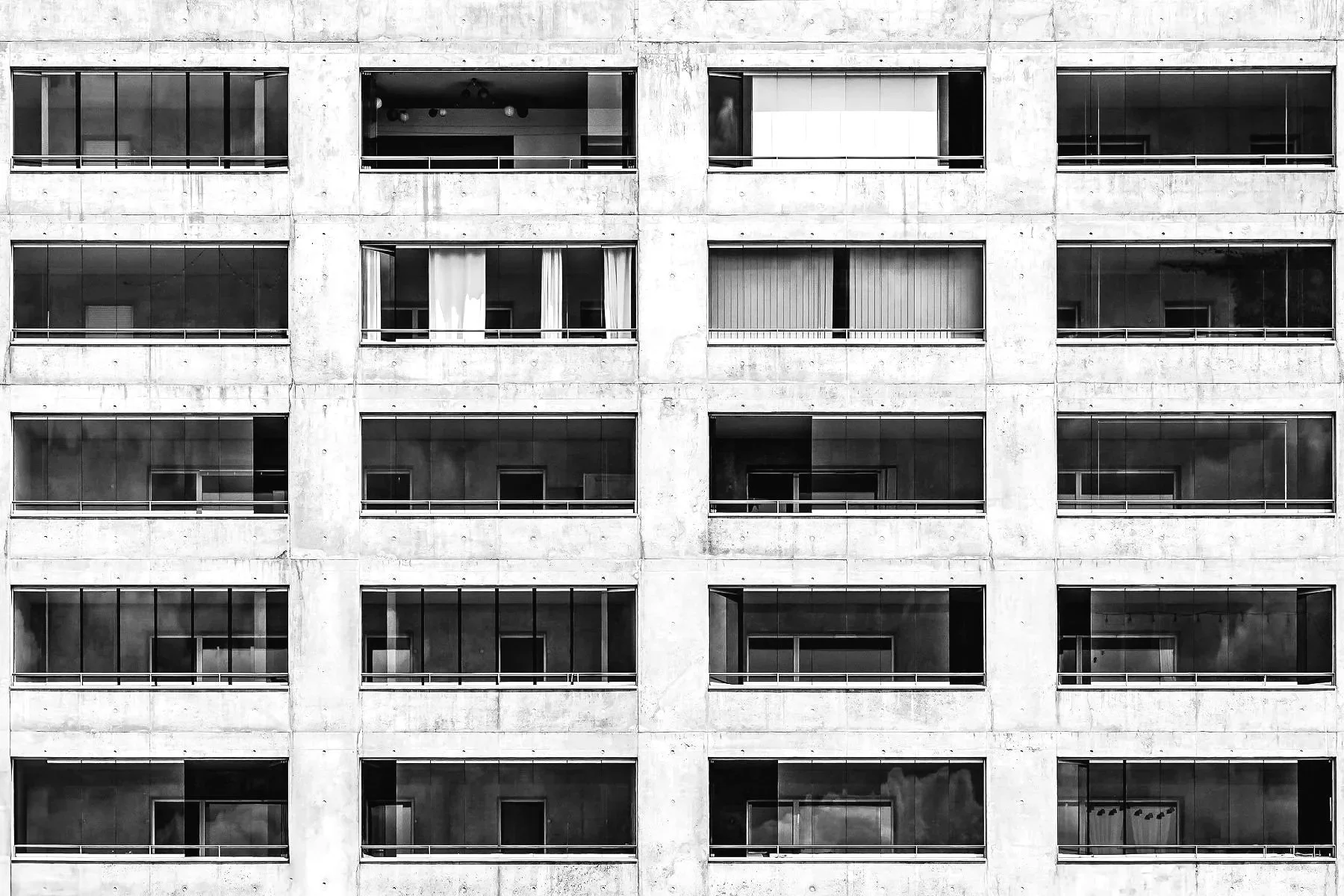 Façade immeuble moderne en béton en noir et blanc Florian Coelo Photographe Architecture et décoration intérieure Angers Nantes Bretagne Bordeaux