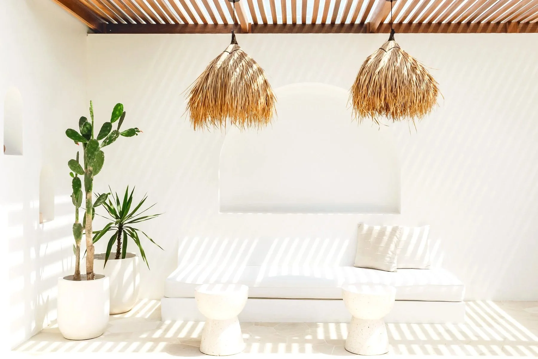 Salon extérieur minimaliste avec canapé blanc à Bali Florian Coelo Photographe Architecture et décoration intérieure Angers Nantes Bretagne Bordeaux