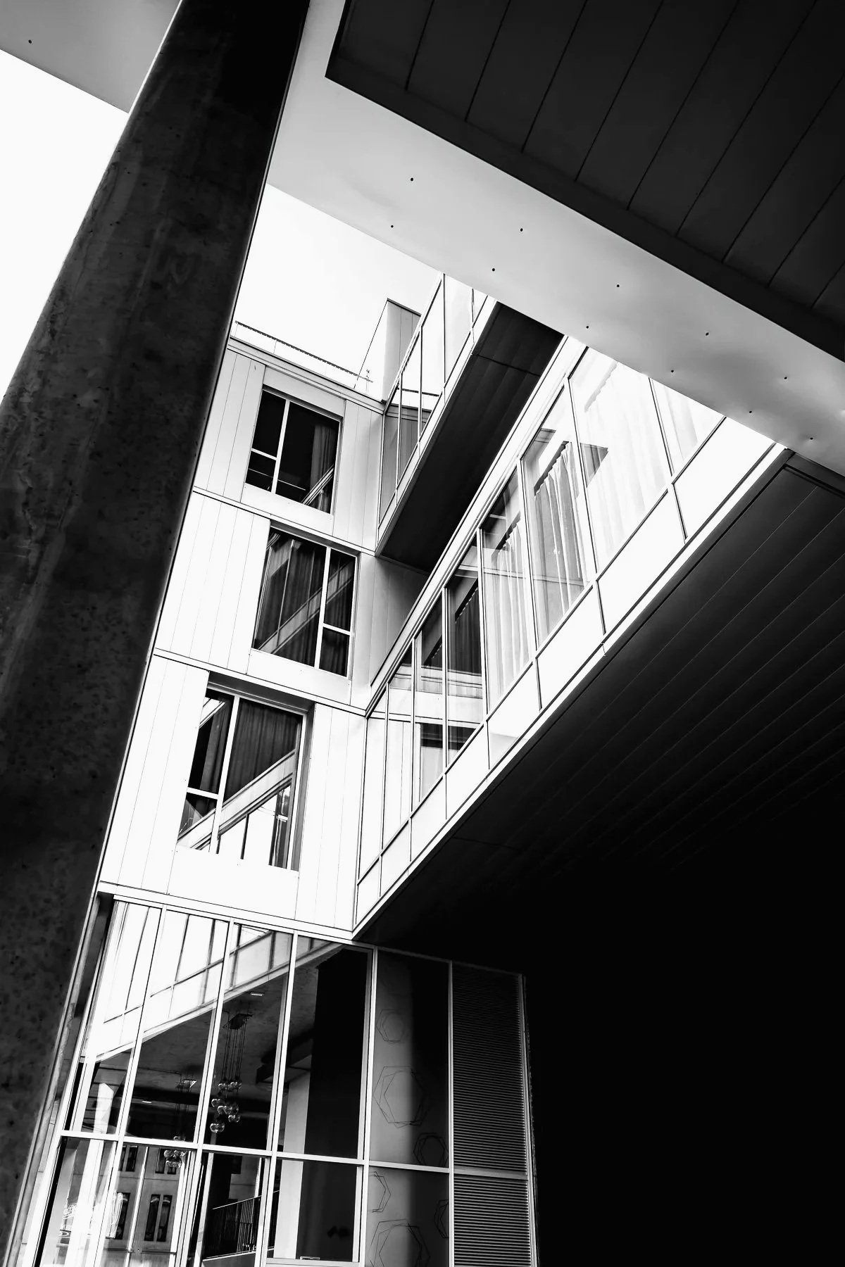 Bâtiment architecture moderne à Nantes en noir et blanc Florian Coelo Photographe d'architecture et de décoration intérieure à Angers Nantes Bretagne Bordeaux