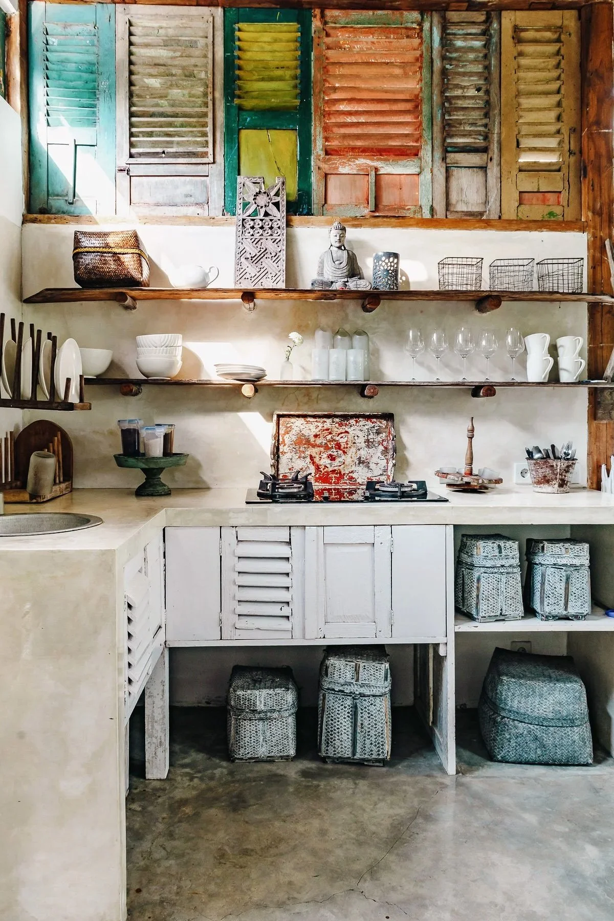 Cuisine bohème avec étagères en bois Florian Coelo Photographe Architecture et décoration intérieure Angers Nantes Bretagne Bordeaux