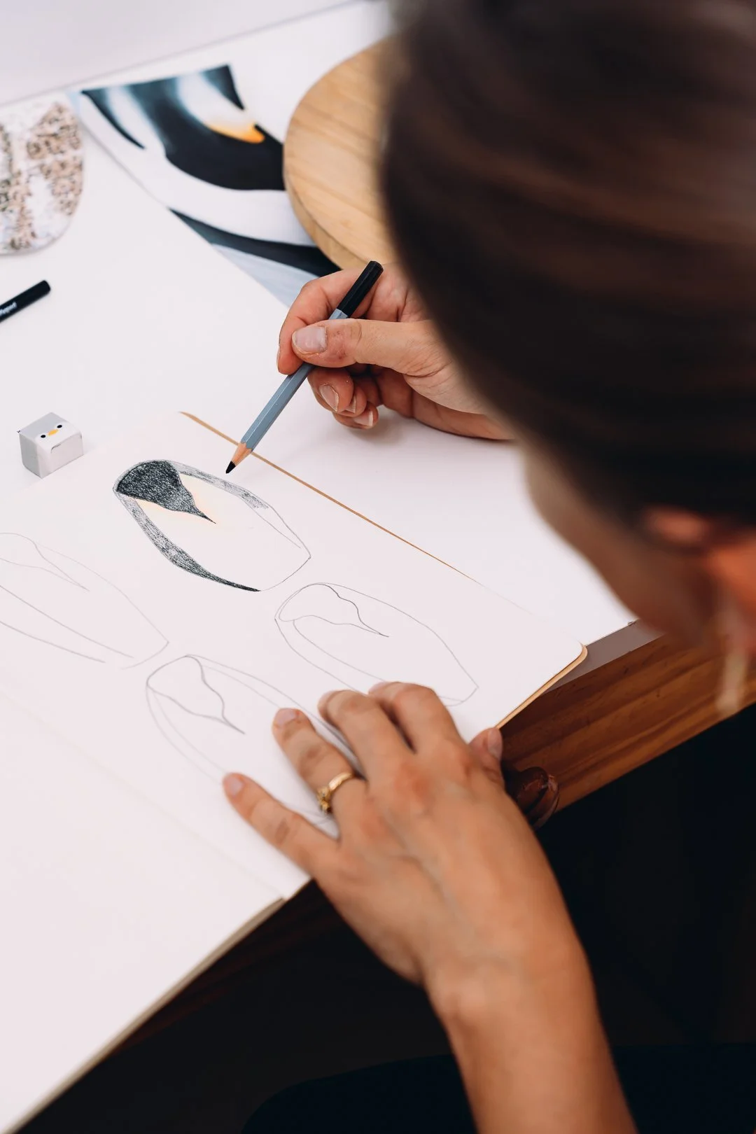 Artiste qui dessine dans son atelier Florian Coelo Photographe pour Artiste Artisan Entreprise à Angers Nantes Bretagne Bordeaux