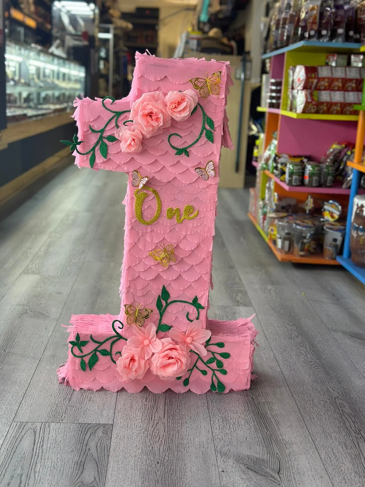 Piñata numero uno con flores.
Hecho a mano por nosotros.
Nota: Se puede hacer en diferentes numeros y colores.