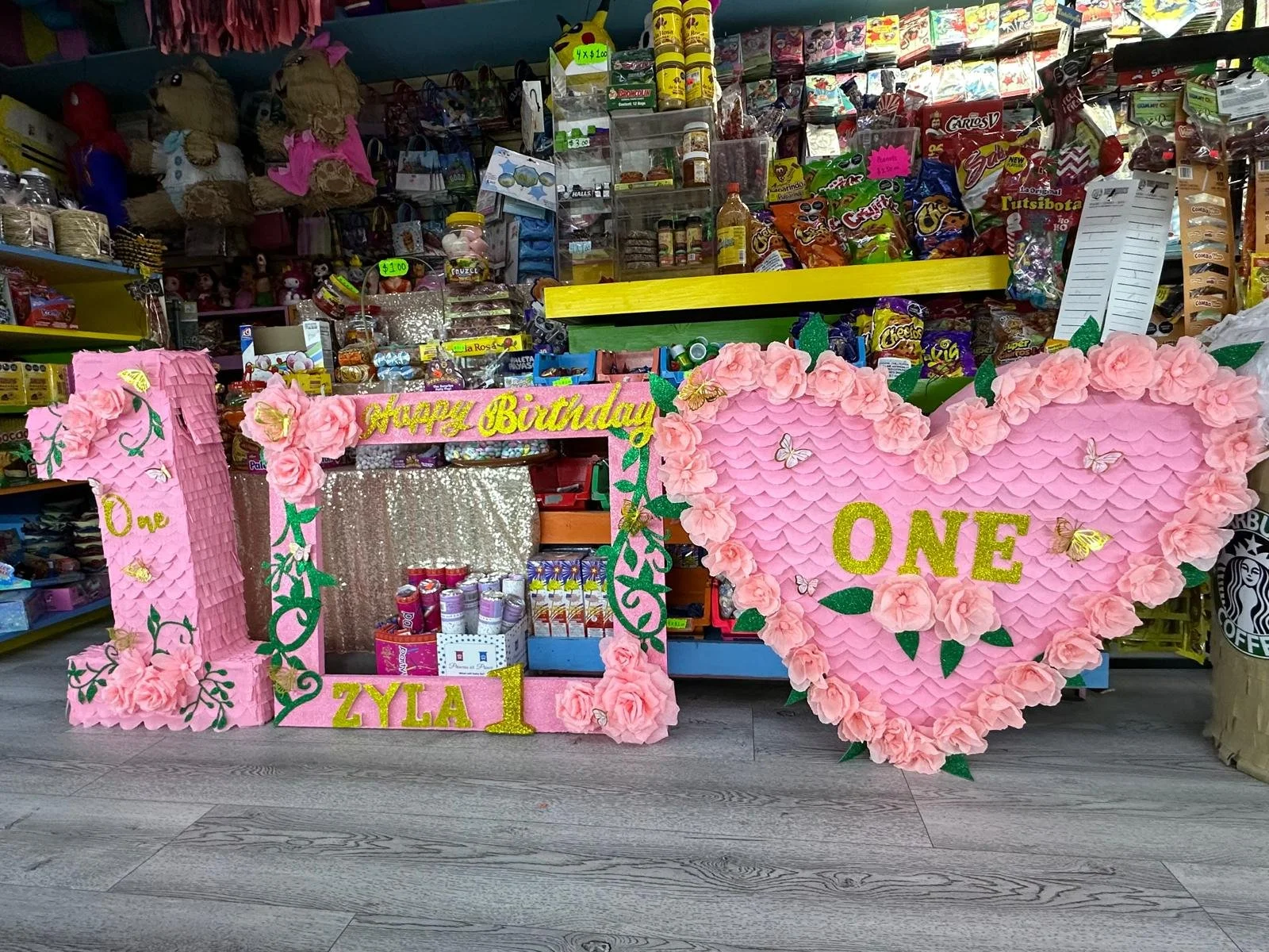 Combo de piñata y cuadro personalizado (Primer año de Niña)
Hecho a mano por nosotros.