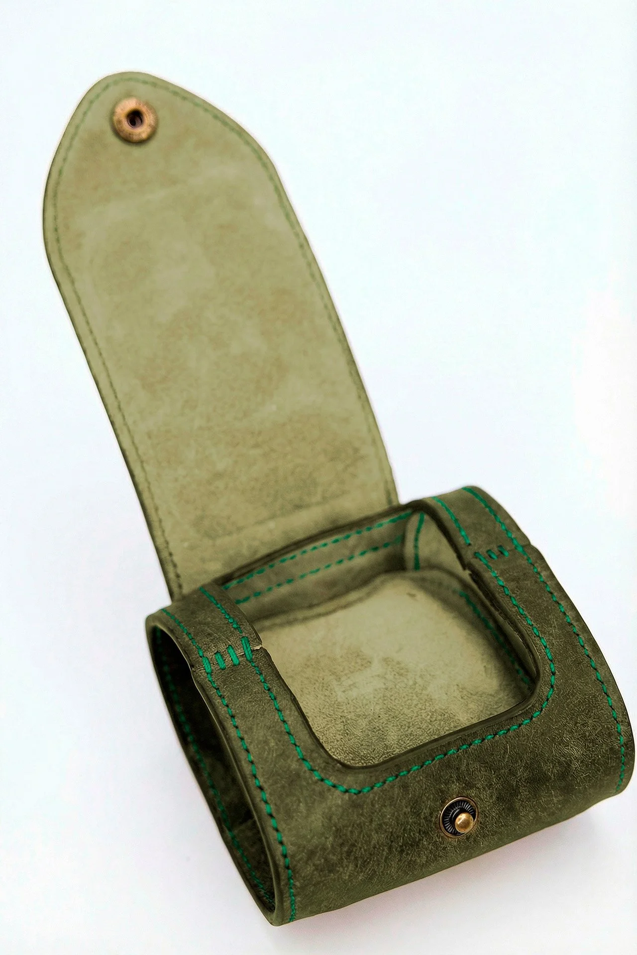 Pelledorsa-portaorologio-pelle-artigianale-olive-green-aperto-intero.jpg