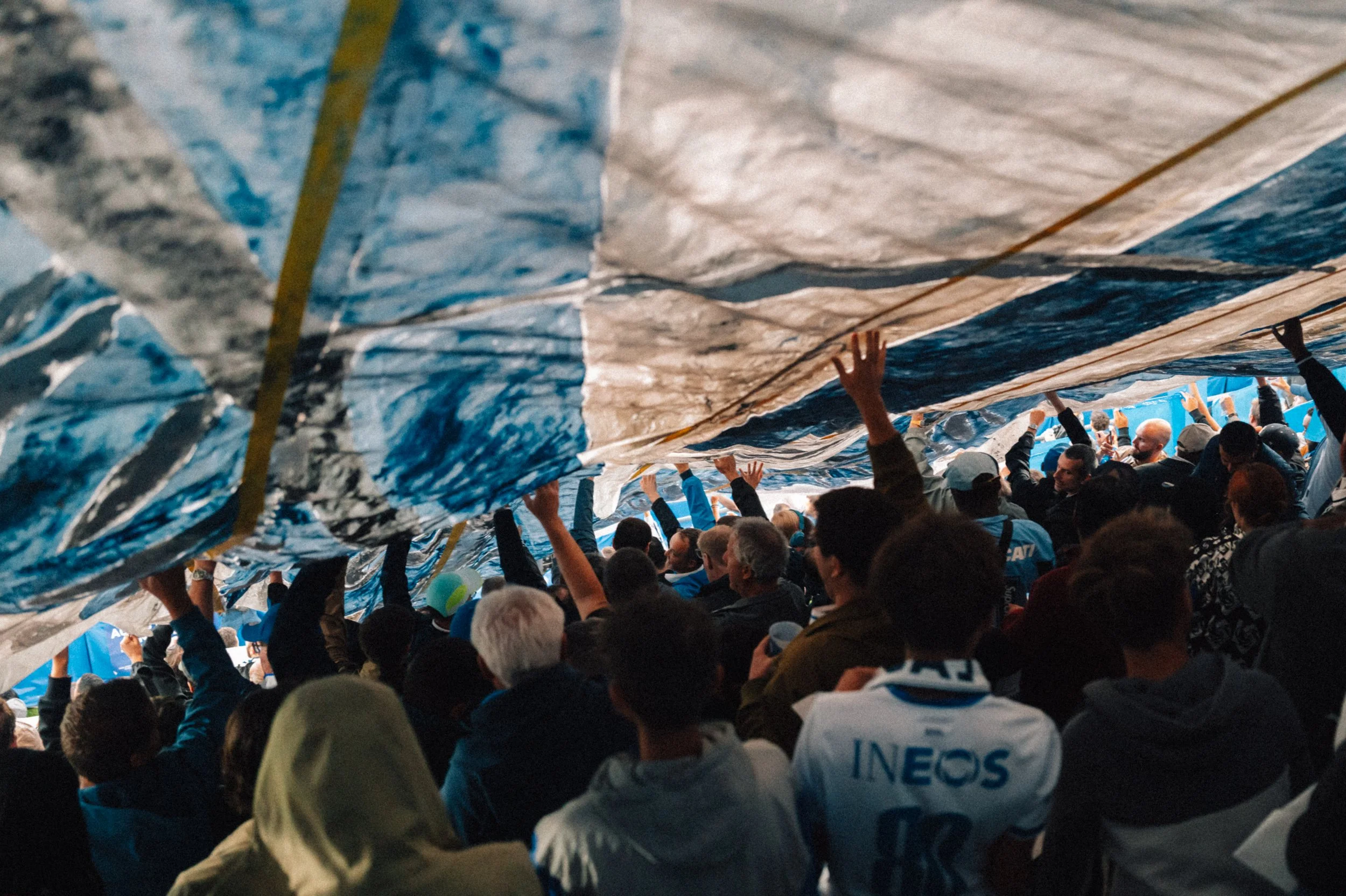 Une foule de personnes, probablement lors d'un match du FC Lausanne-Sport. 