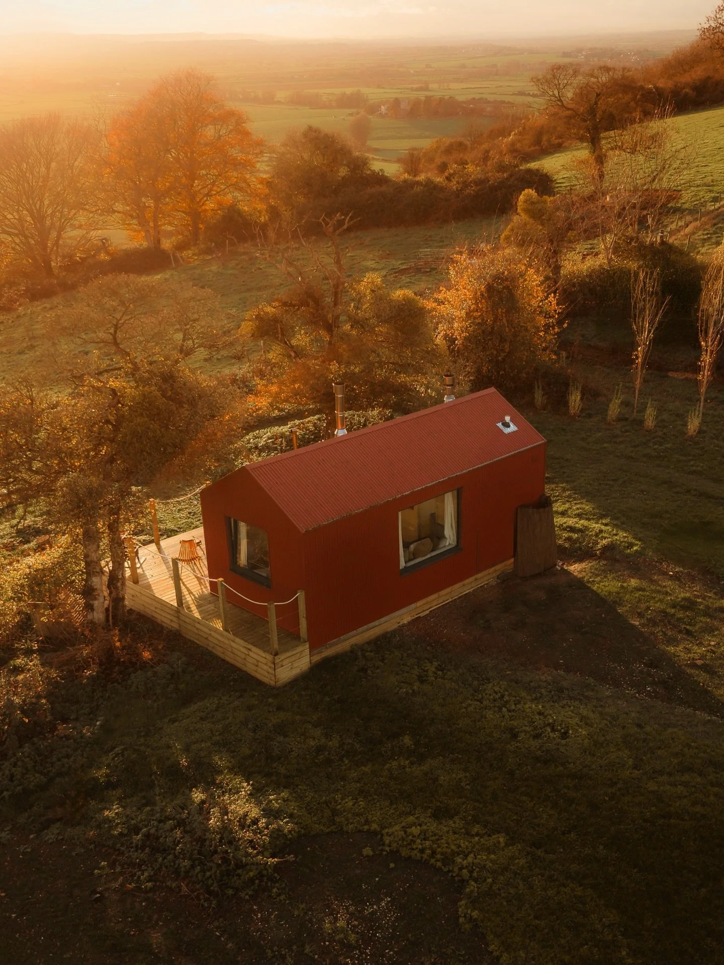 Last week we had a chance to stay at this beautiful cabin in Somerset. Part of the @redcabin collective, this little hideaway was the perfect place to bunker down for a few days and enjoy some much-needed downtime.

The huge window, overlooking the S