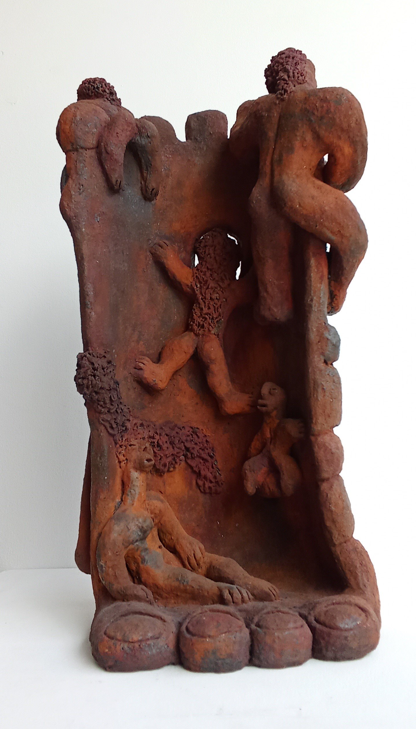 Raâk Les bâtisseurs de la Tour de Mélusine 37 x 18 x 19 cm terre cuite raku Courtesy Galerie Claire Corcia.jpg