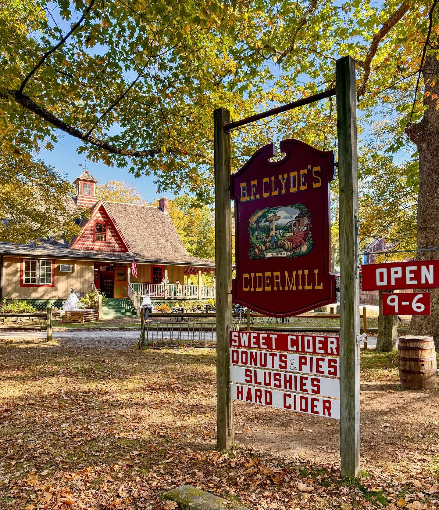The first week of October in Connecticut 🍎🎃🍂🍁🍃🌾🌊

1 &amp; 2. A trip to @clydescidermill for cider and donuts (pro tip: go on a weekday morning!)
3. The farm stand at @longriverlocal 
4. A trip to the New Canaan Farmers Market with blooms and t