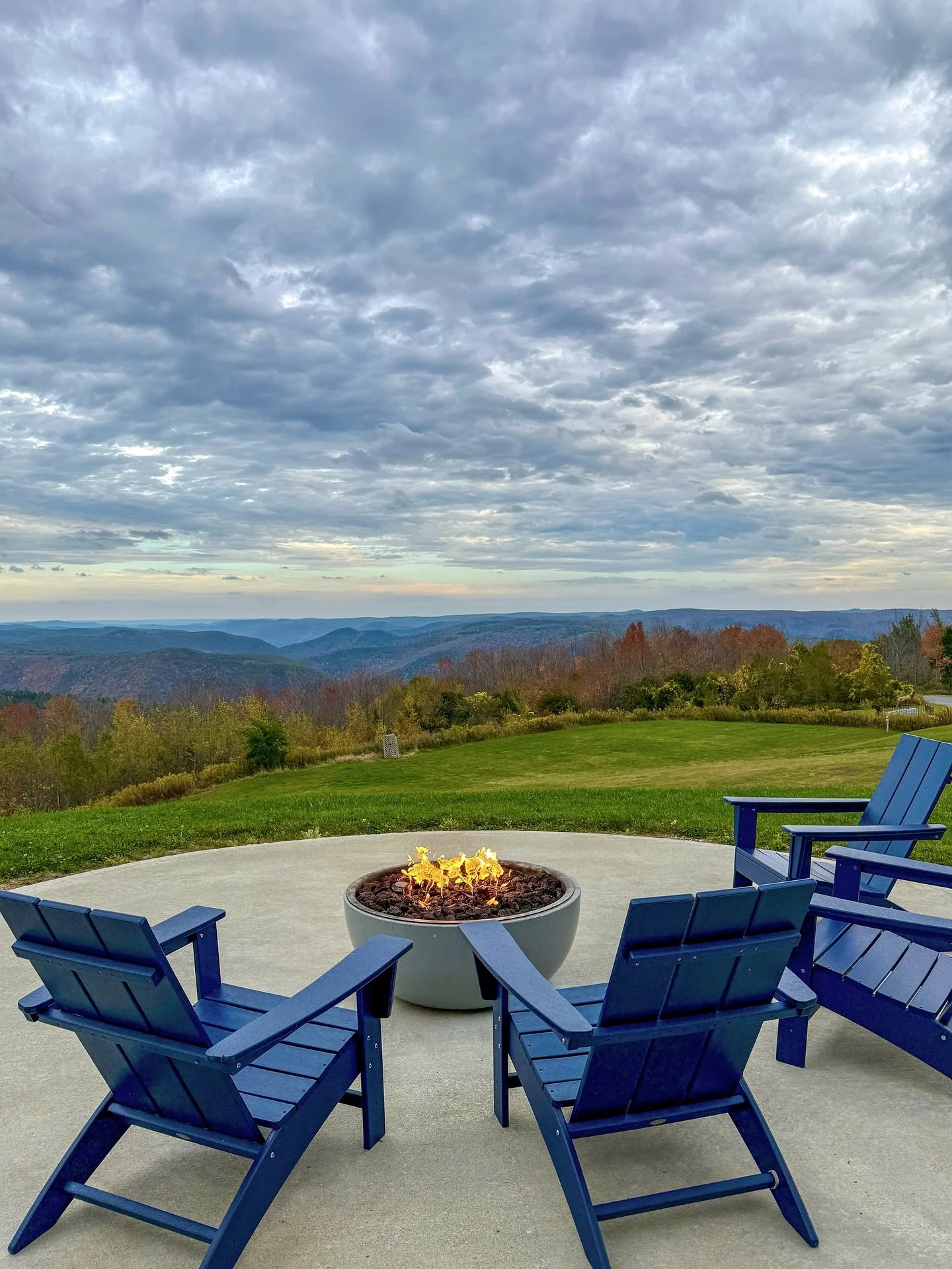 Fall in The Berkshires 🍂🍁🍃 A few snippets from my recent trip up to @bluevistamotorlodge in Florida, Massachusetts.

1. Fire pit and views from @bluevistamotorlodge
2. Walking the trails at @clarkart
3. @naumkeagofficial Pumpkin Show 
4. The drive