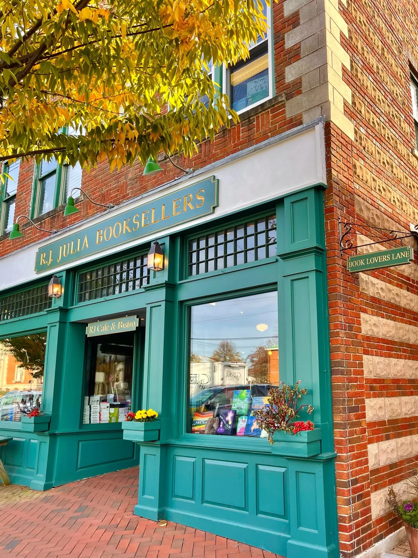 If one of your New Year&rsquo;s resolutions is to read more, this is the post for you! Every year around this time, I do a roudnup of some of my favorite indepndent bookstores in Connecticut. I love to read and try to read around 50 books a year - an