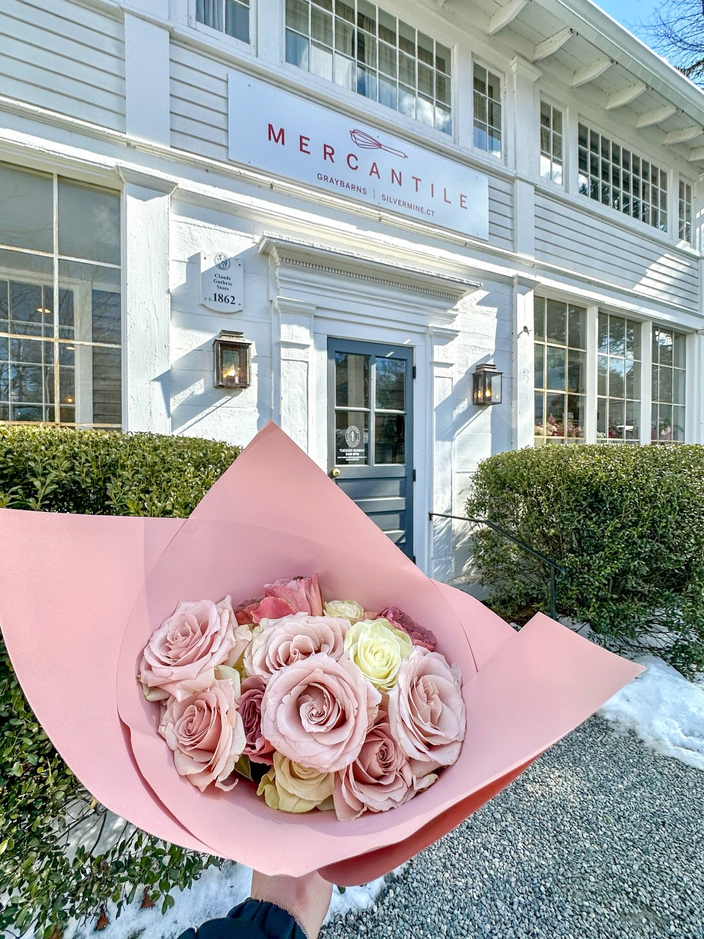 Valentine&rsquo;s Day at Mercantile at @graybarns 💘🌹💐

Last year on Valentine&rsquo;s Day, I had such a fun morning at Mercantile which is a cute little marketplace and cafe that has food, coffee and a cozy vibe. It&rsquo;s part of the Graybarns p