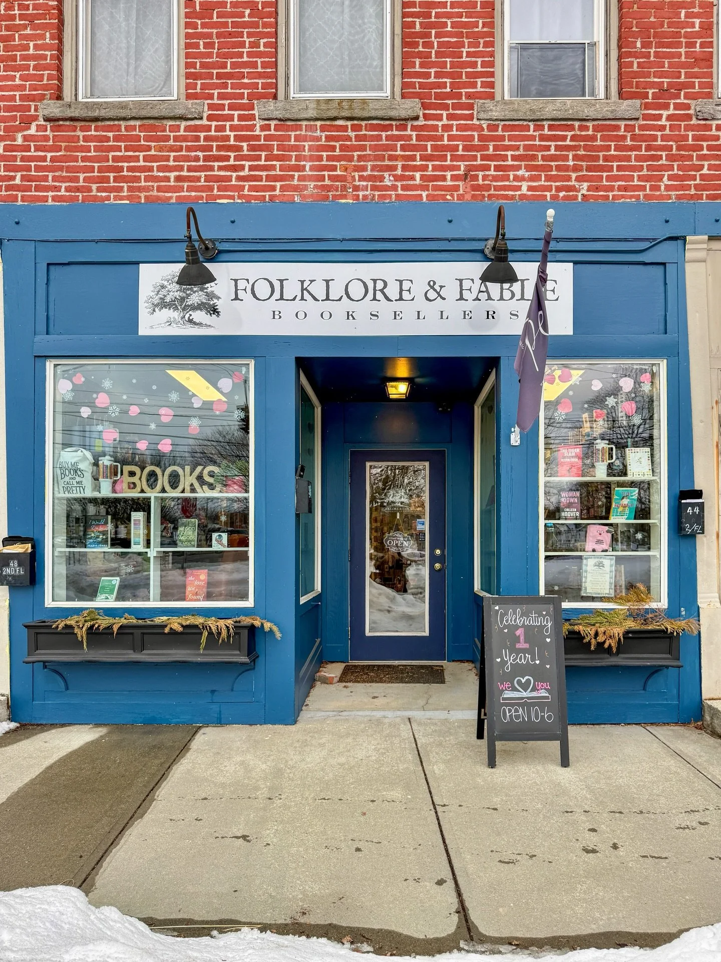 Recently in Connecticut ✨🤍❄️🌊🎨📚🍷

1. A beach walk in Stamford after a snowstorm 
2. Checked out @folkloreandfablebooks in Colchester 
3. Finally visited @jtimothys in Plainville for the famous wings
4. An overnight stay at the @innatstonington 
