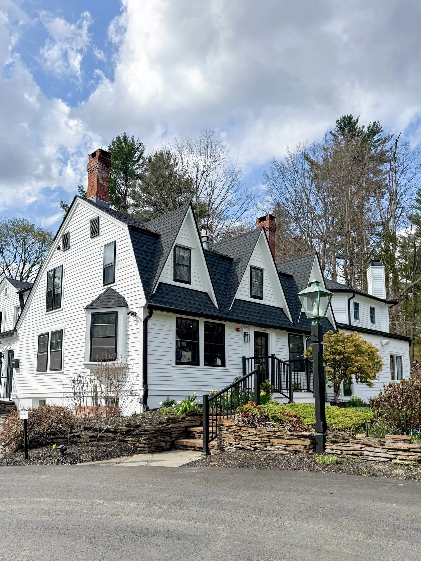 A getaway to Lenox, Massachusetts at @gardengableslenox 🤍

Lenox has long been one of my favorite towns in the Berkshires. It&rsquo;s charming, walkable, and full of classic New England character. I recently stayed at the newly opened Garden Gables 