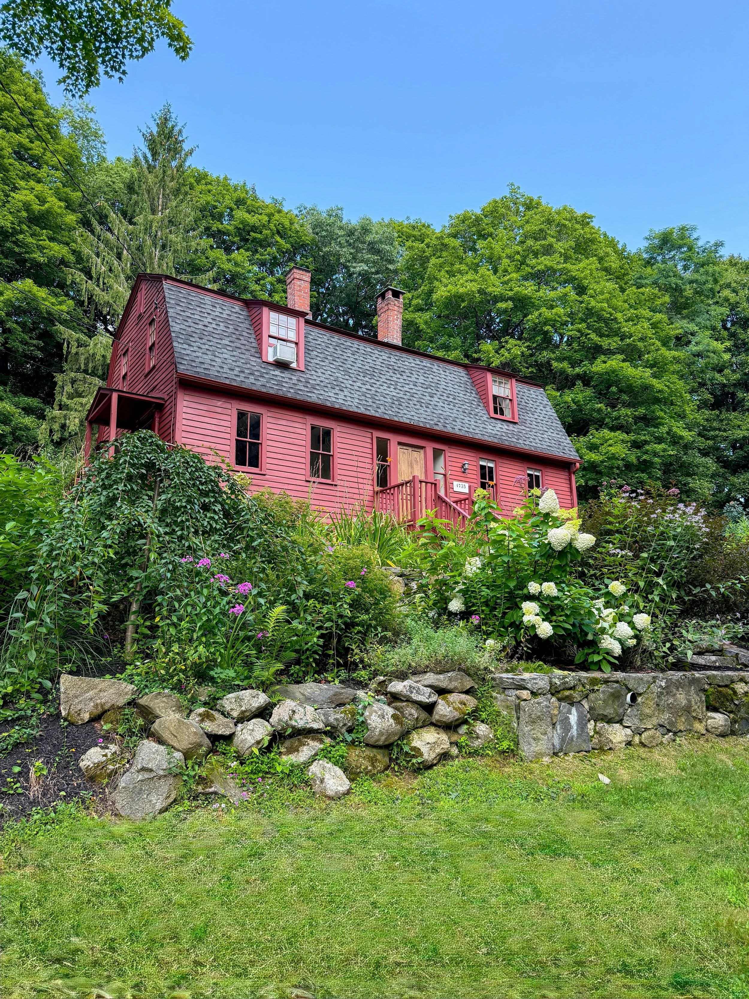 Did you know you can stay in the oldest house in Litchfield, Connecticut? 👀🏠

Built in 1735, @theredhouse1735 is a historic New England home that you can actually book for a stay. I recently spent a weekend here and loved how much character the hou
