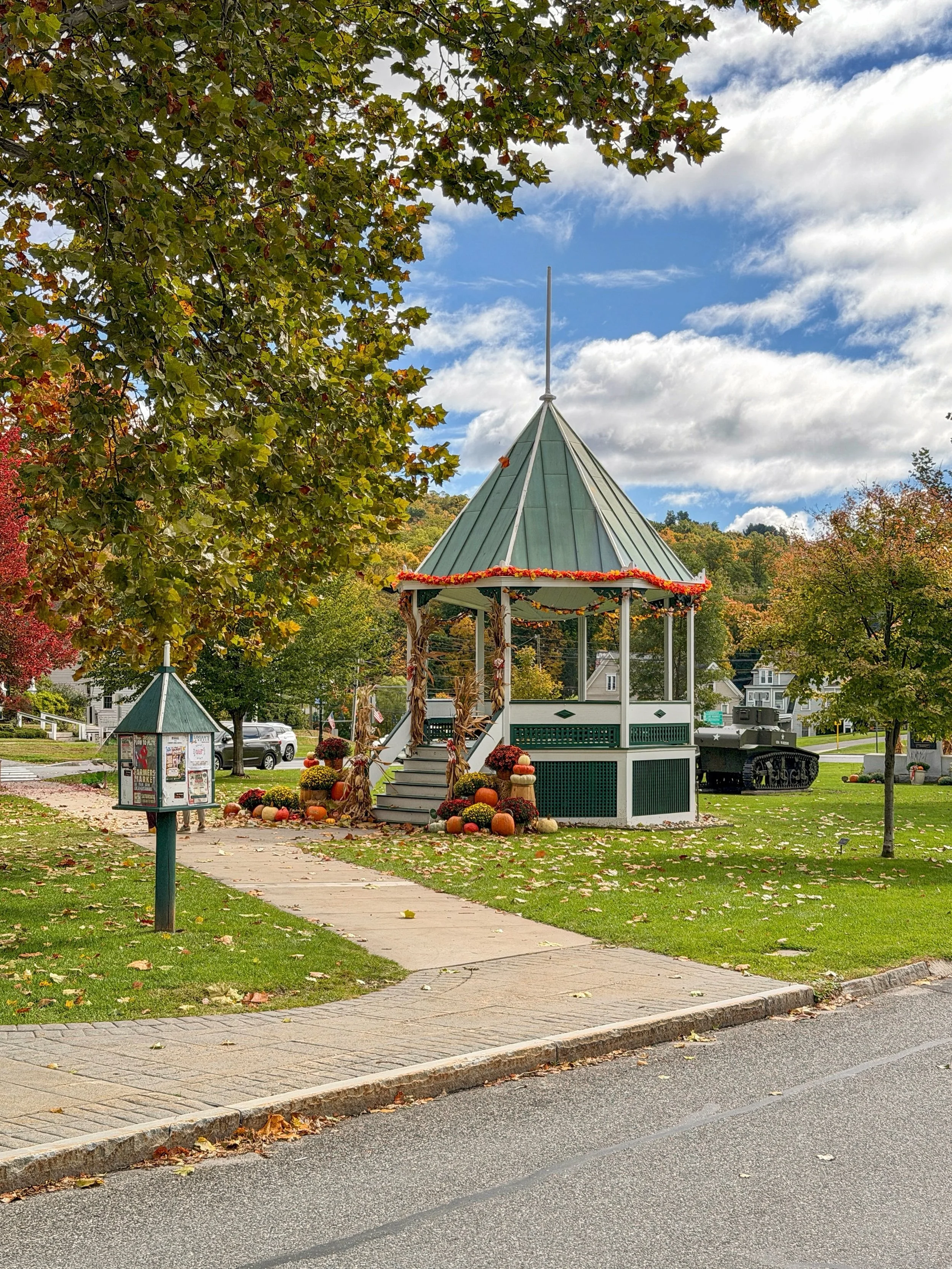 This afternoon in New Milford, Connecticut (aka Stars Hollow) ✨ 

Spent this gorgeous day in New Milford and it&rsquo;s truly one of my favorite places in the fall. The town green is so picturesque and the foliage is looking beautiful along Main Stre