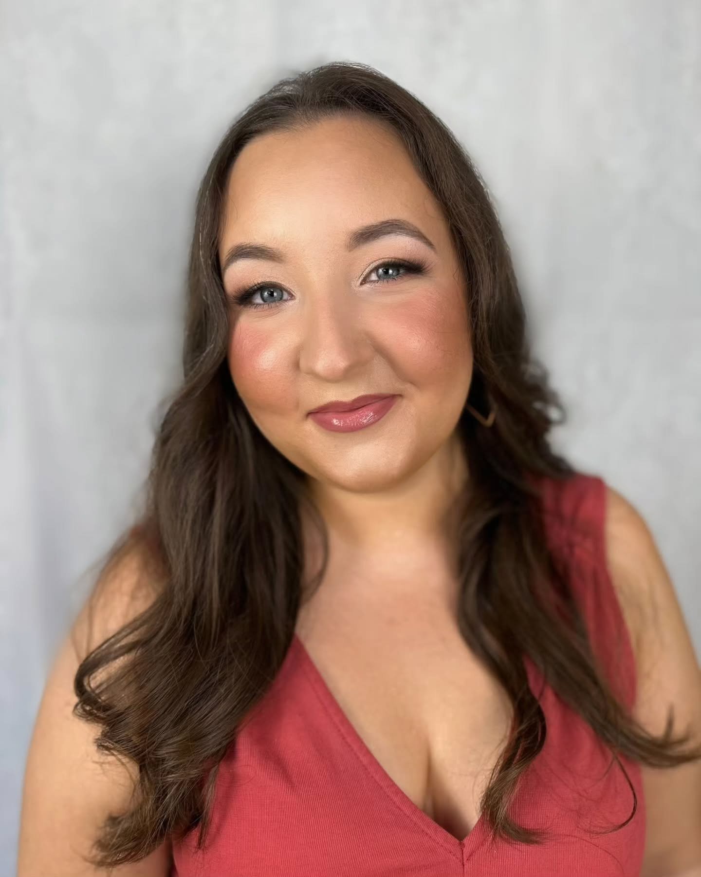 Glam vibes with the beautiful @paatrycjaa.p 😊✨ Soft glow, bold eyes, and just the right touch of shimmer &ndash; this look is all about enhancing her natural beauty. 

How do you like it?&quot; 👀

#GlamMakeup #Makeupartist #BeautyVibes #GlowUp #Zur