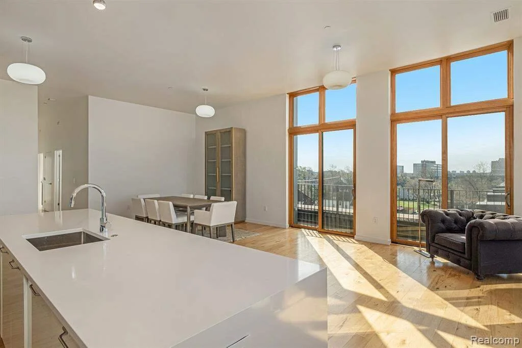 St. Charles PH1 Listing Photo 11.jpg