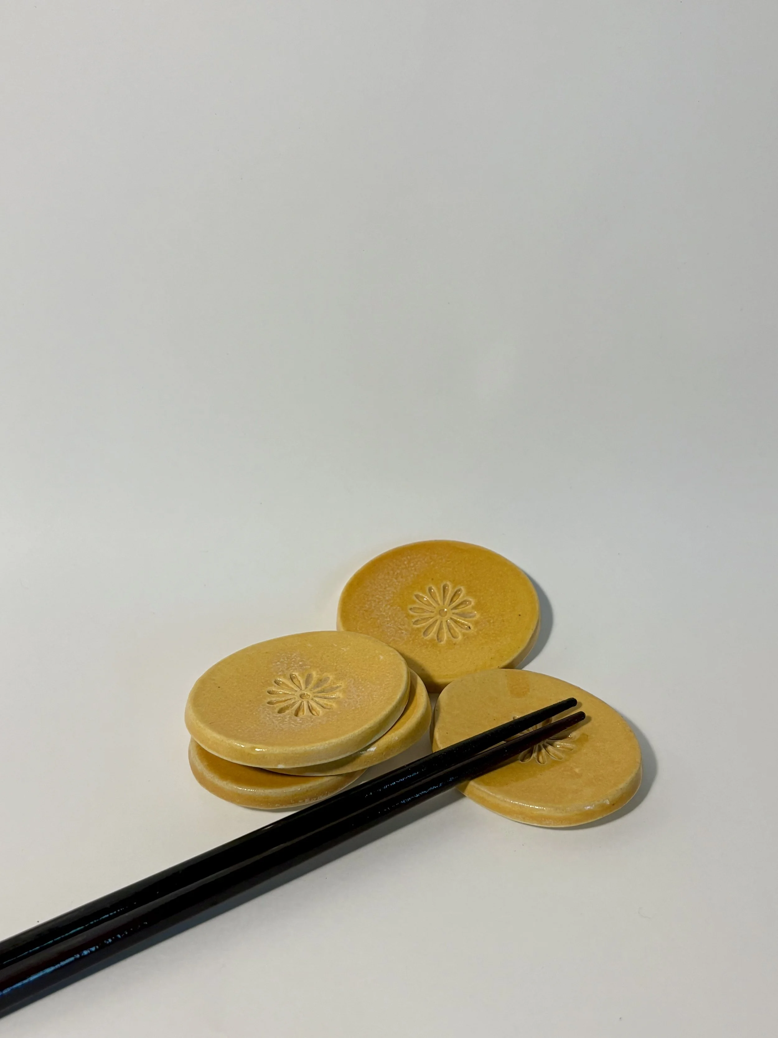 CERAMIC FLOWER CHOPSTICK REST