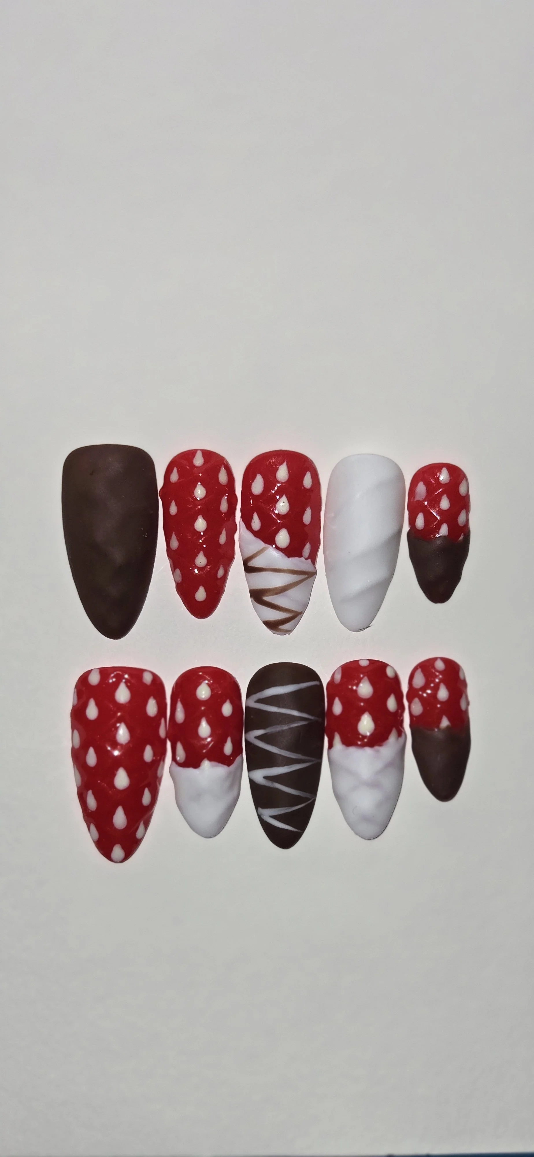 CHOCOLATE STRAWBERRY PRESS ONS (MED ALMOND SHAPE)