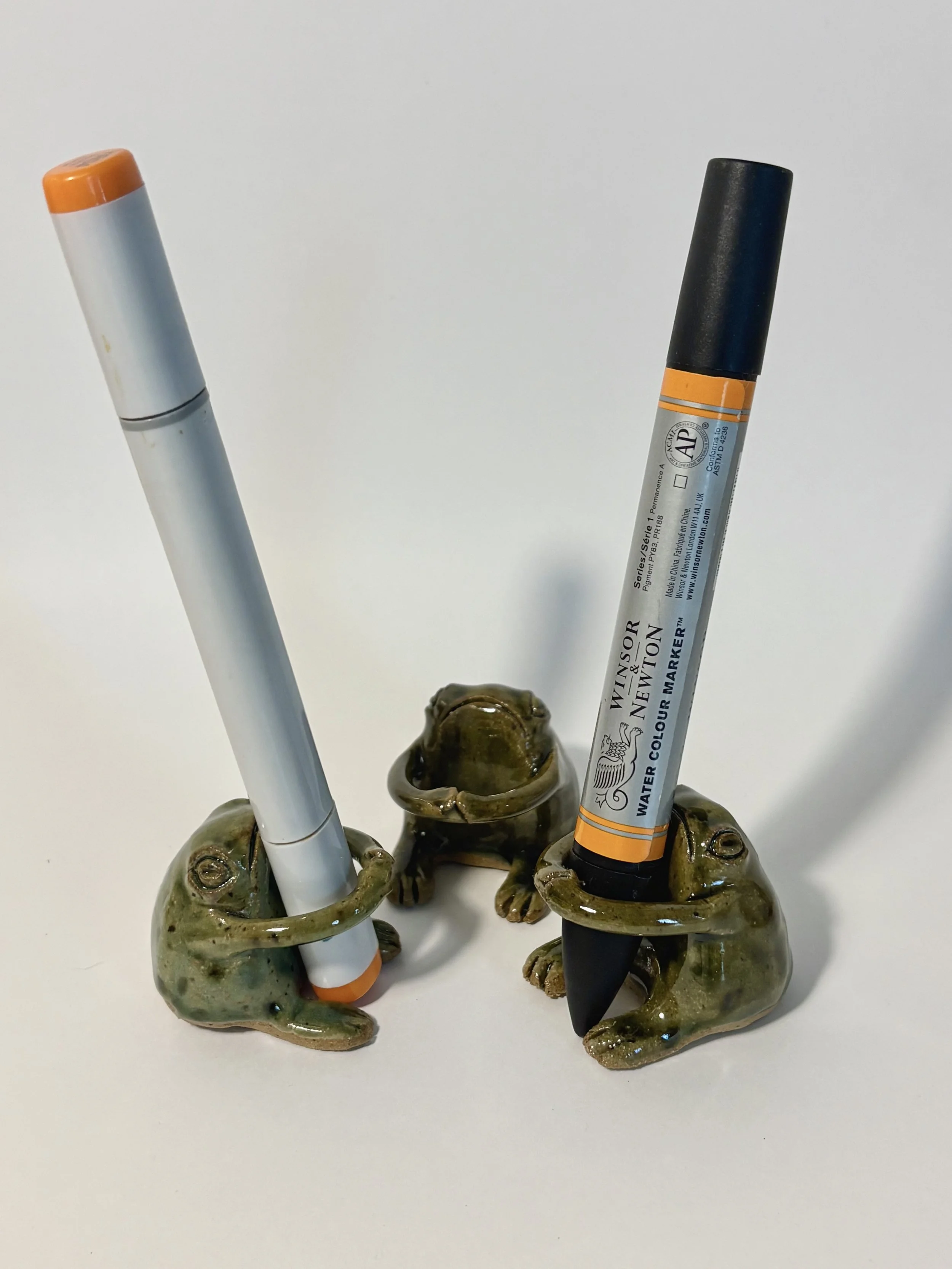 CERAMIC FROG MARKER HOLDER