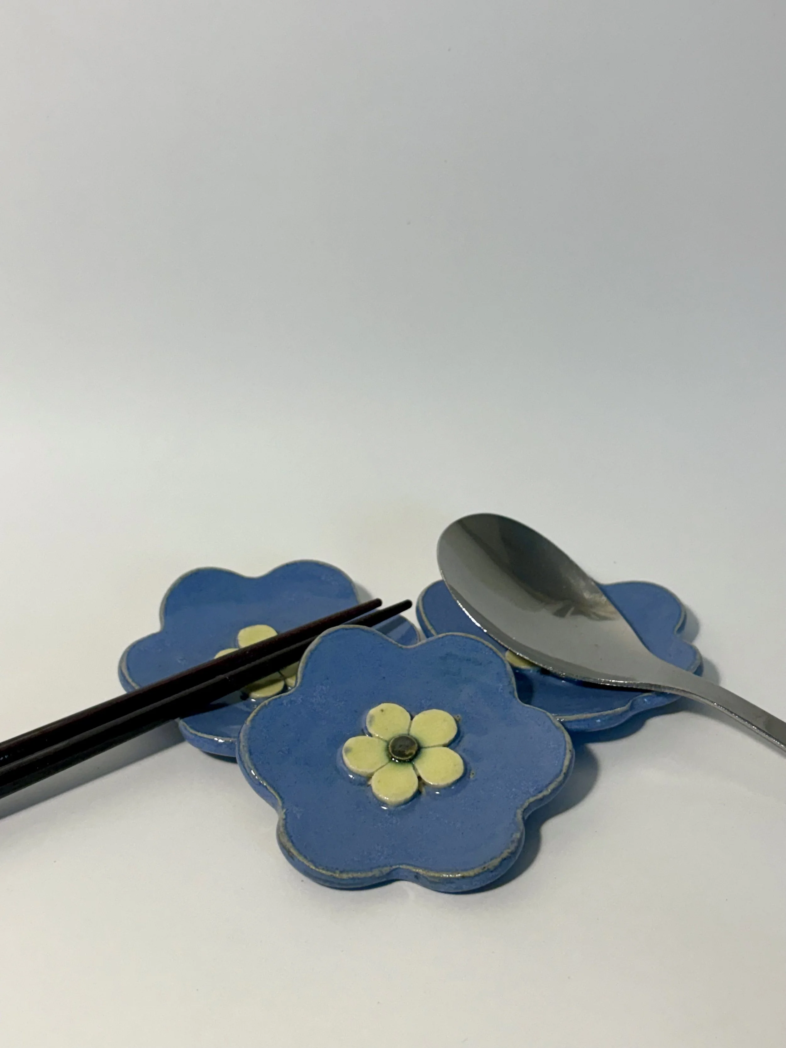FORGET-ME-NOT CERAMIC FLOWER UTENSIL RESTS