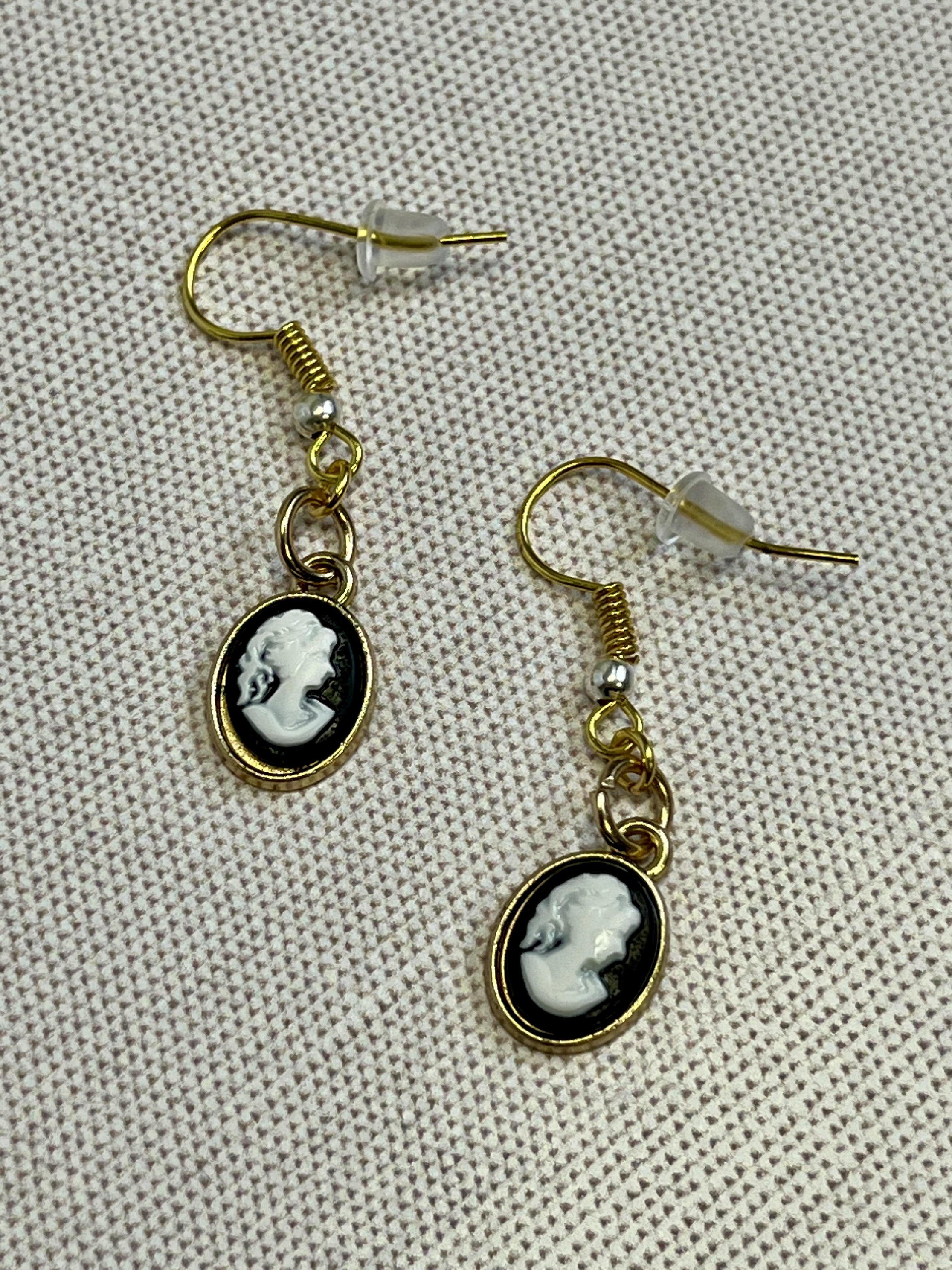 Cameo Pendant (black).jpg