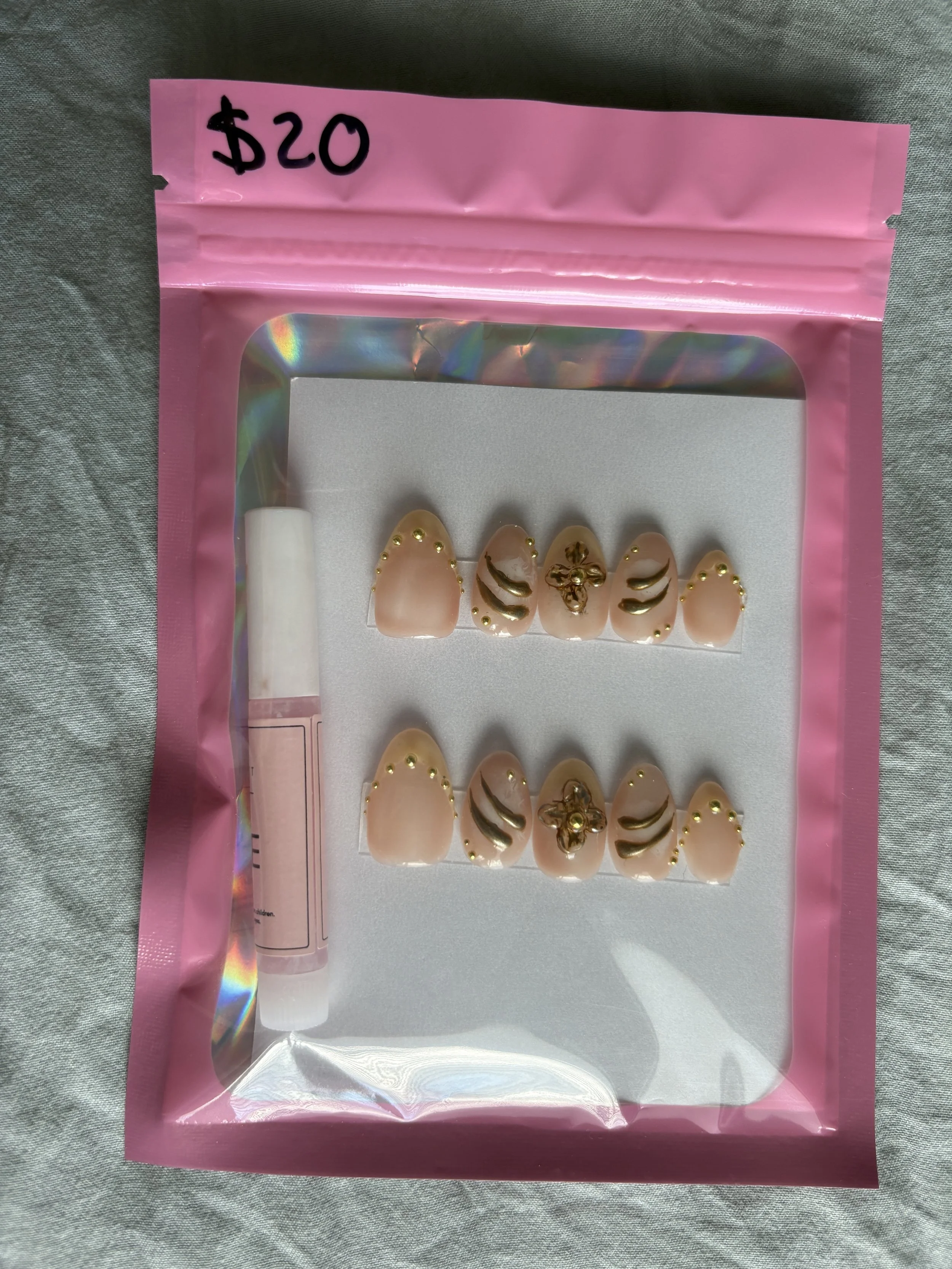 GOLD DESIGN NAILS