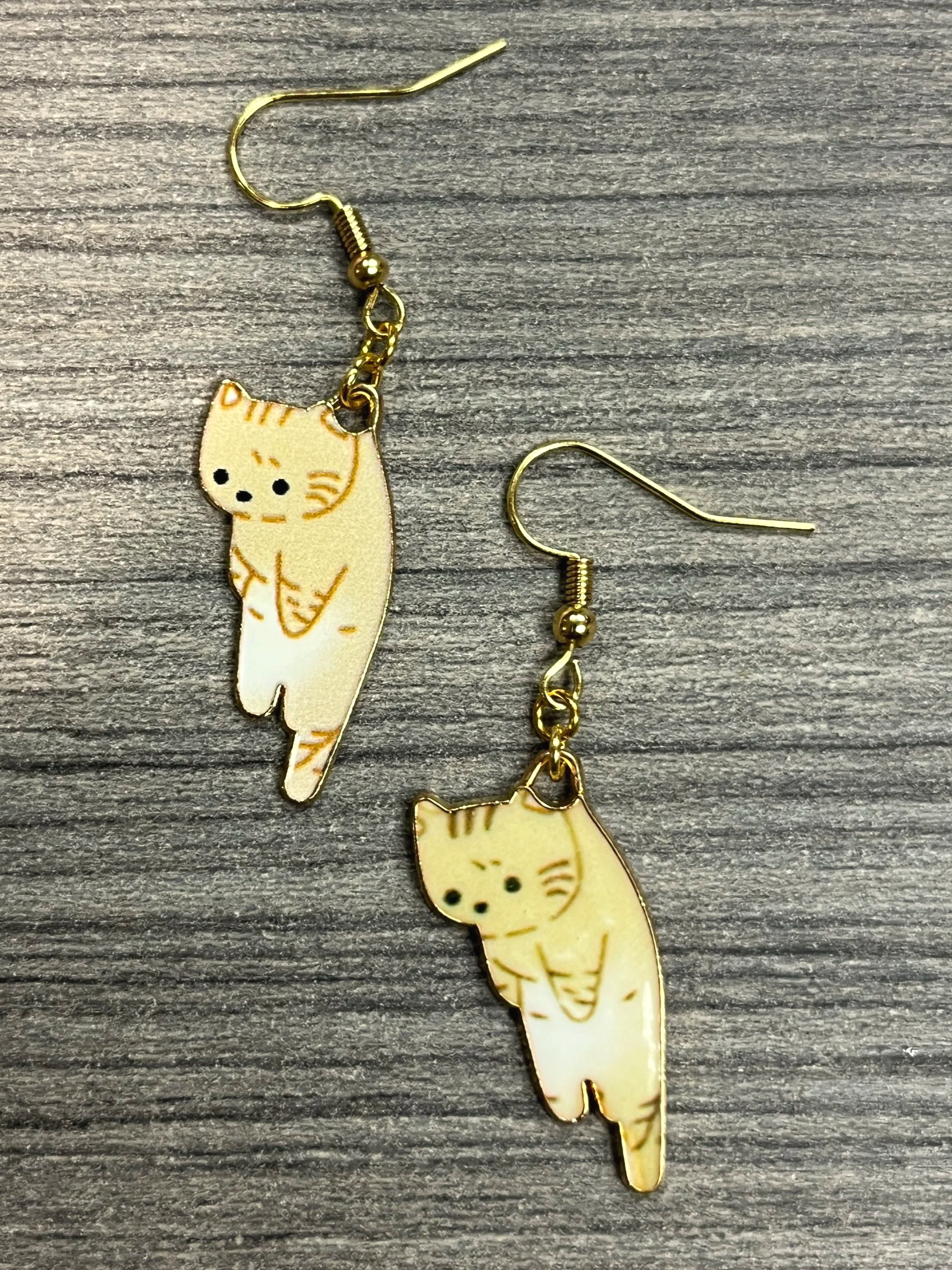 Dangling+Cat+Earrings+%28Tan%29.png