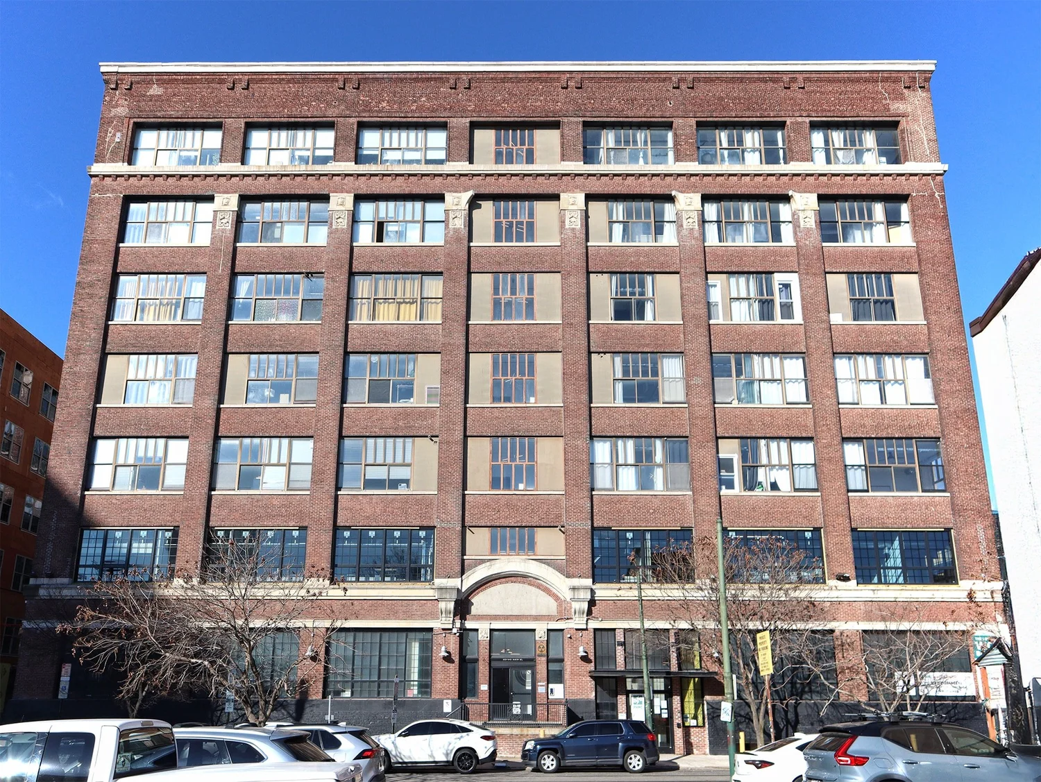 Visual Reference: Delran Series Aluminum Windows For Apartment Building Renovation