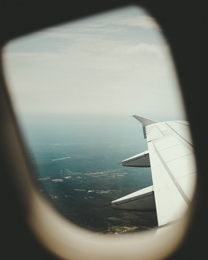 airplane-s-window-with-view-green-fields-right-wing kopie 2.jpg