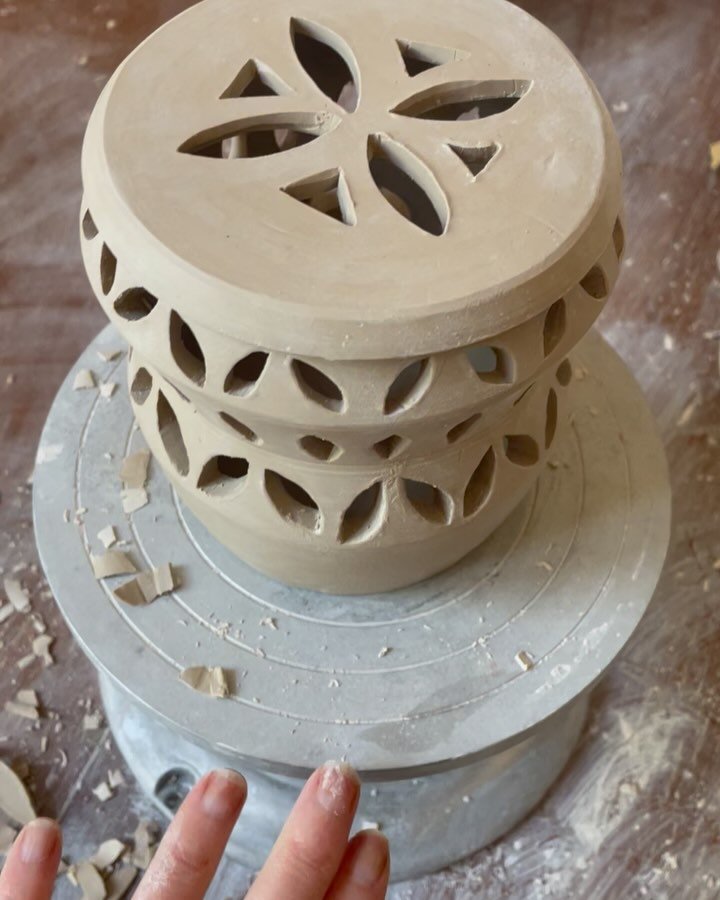 Process in reverse. Will get back to quilting posting soon, I think!
.
.
#ceramics #handmade #pottery