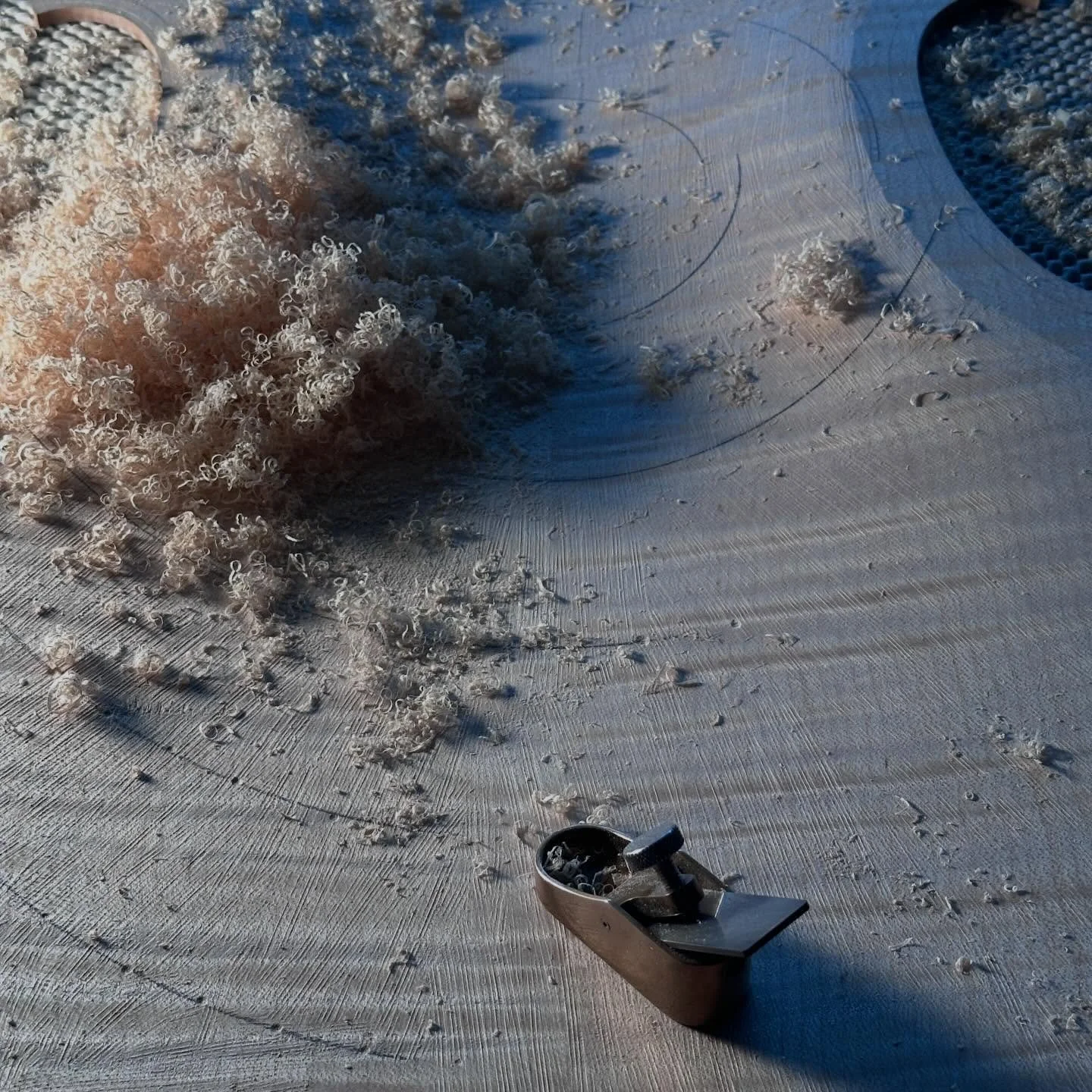 Thicknessing a cello back with a toothed thumb plane