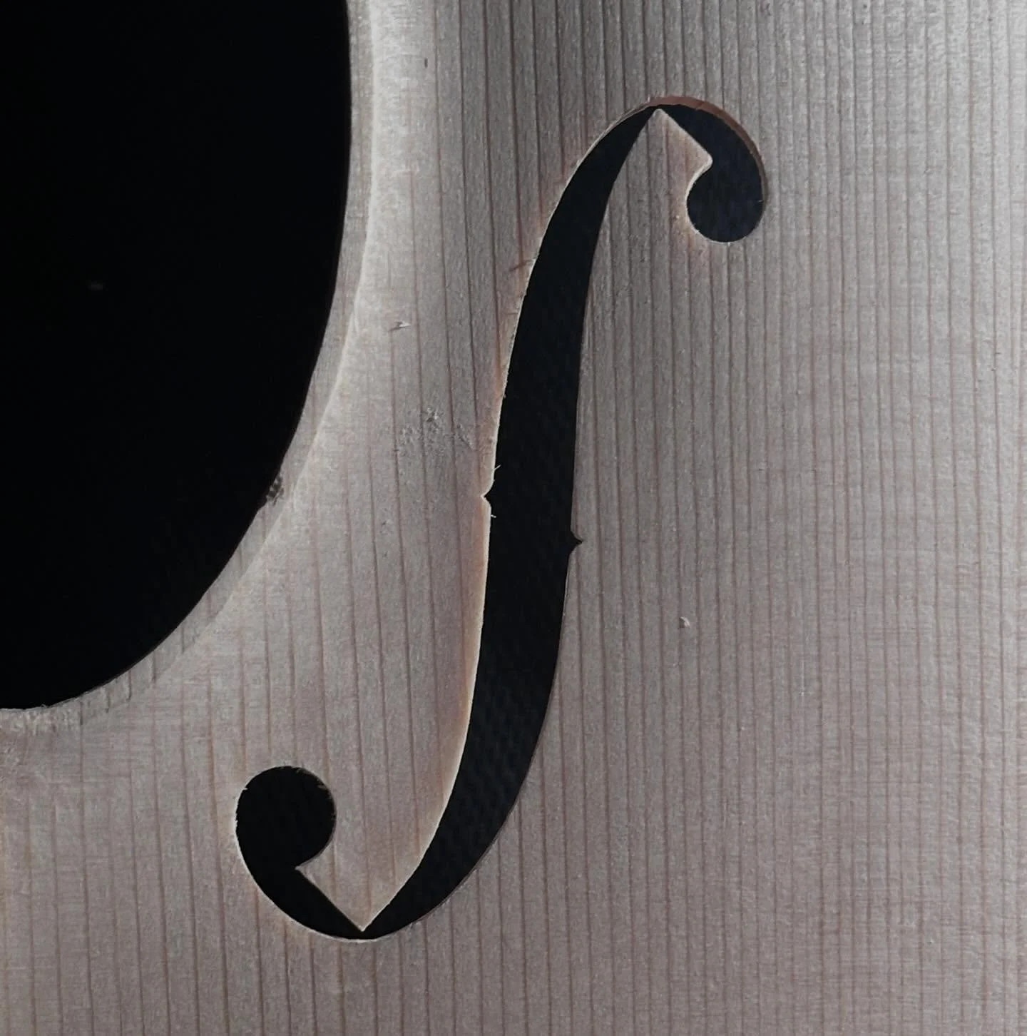 Violin soundhole